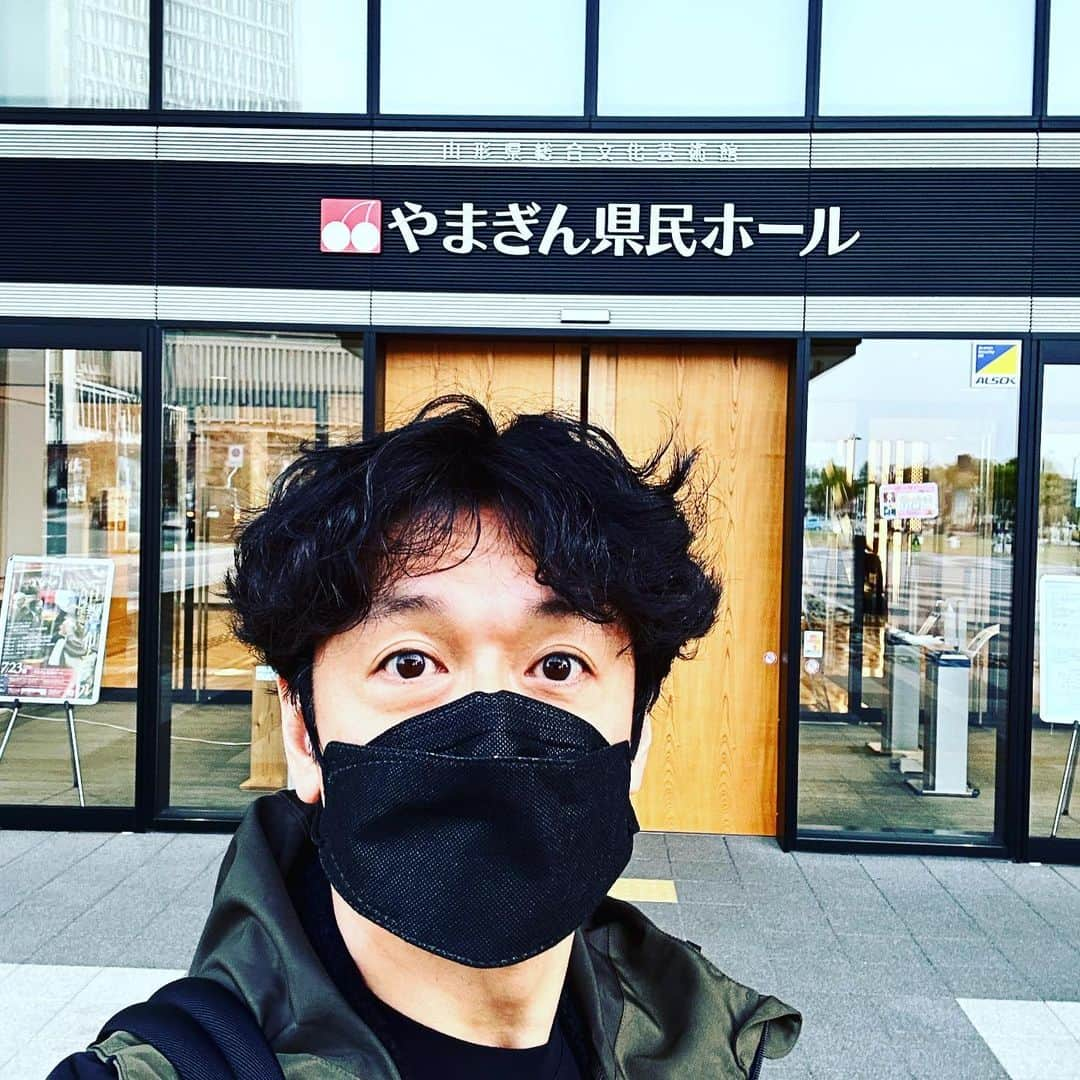 石丸幹二さんのインスタグラム写真 - (石丸幹二Instagram)「🎩 #ジキルアンドハイド このカンパニーの俳優にも私の同窓生がおりまする #東京藝大 繋がりの  #岡施孜 （オカシモン）さん このポーズは2幕で見られます🪦⚰️ #東京音大 繋がりの  #松永トモカ さん つい先日ハリー姿を見に来てくれました。 んなもんでハリー👓と🪄(☝️) #やまぎん県民ホール  若き2人の活躍‼️是非見守って下さい 【もうすっかり保護者気分】 #石丸幹二」4月15日 0時16分 - team_kanji_ishimaru