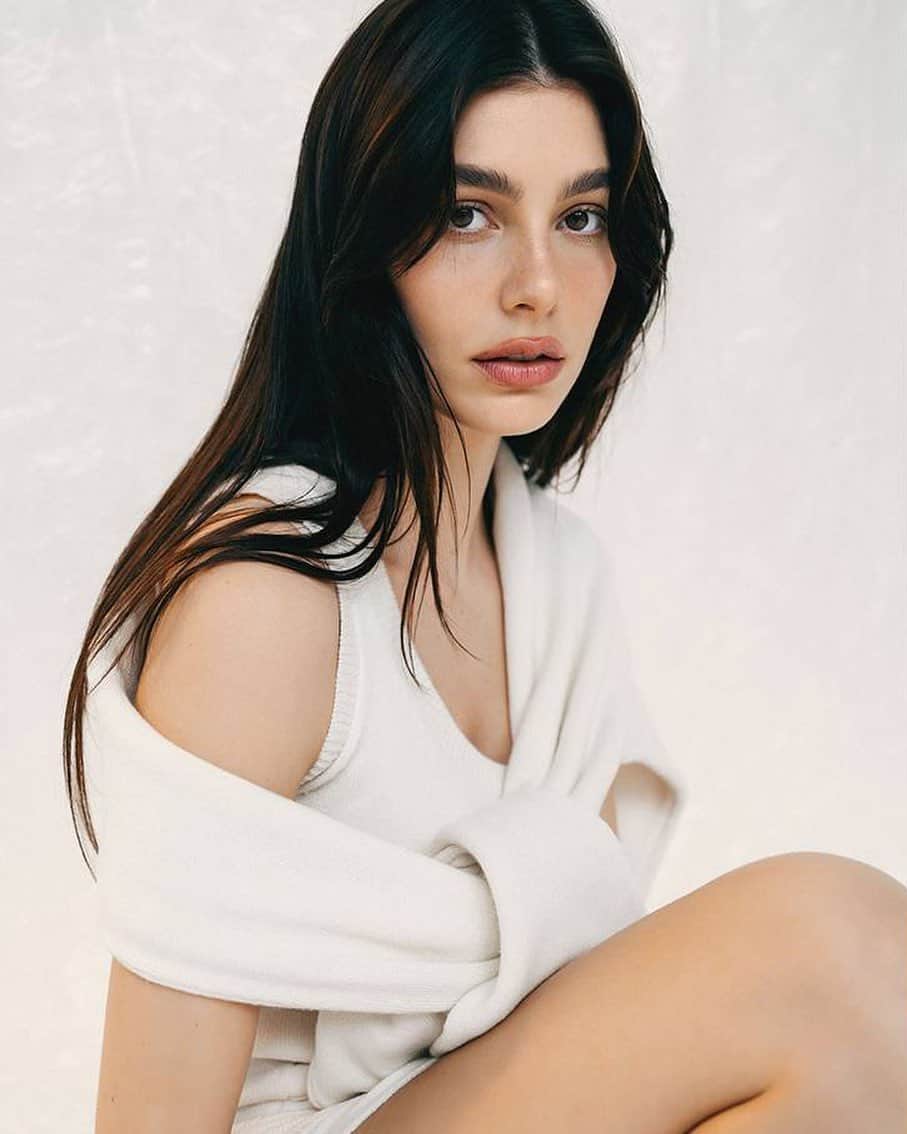 のインスタグラム：「#CamilaMorrone in a cashmere sweater scarf and matching tank dress the from Spring/Summer 2023 #MichaelKorsCollection runway for a feature in @WhoWhatWear.  Photographed by @brcarr Styled by @laurenegg」