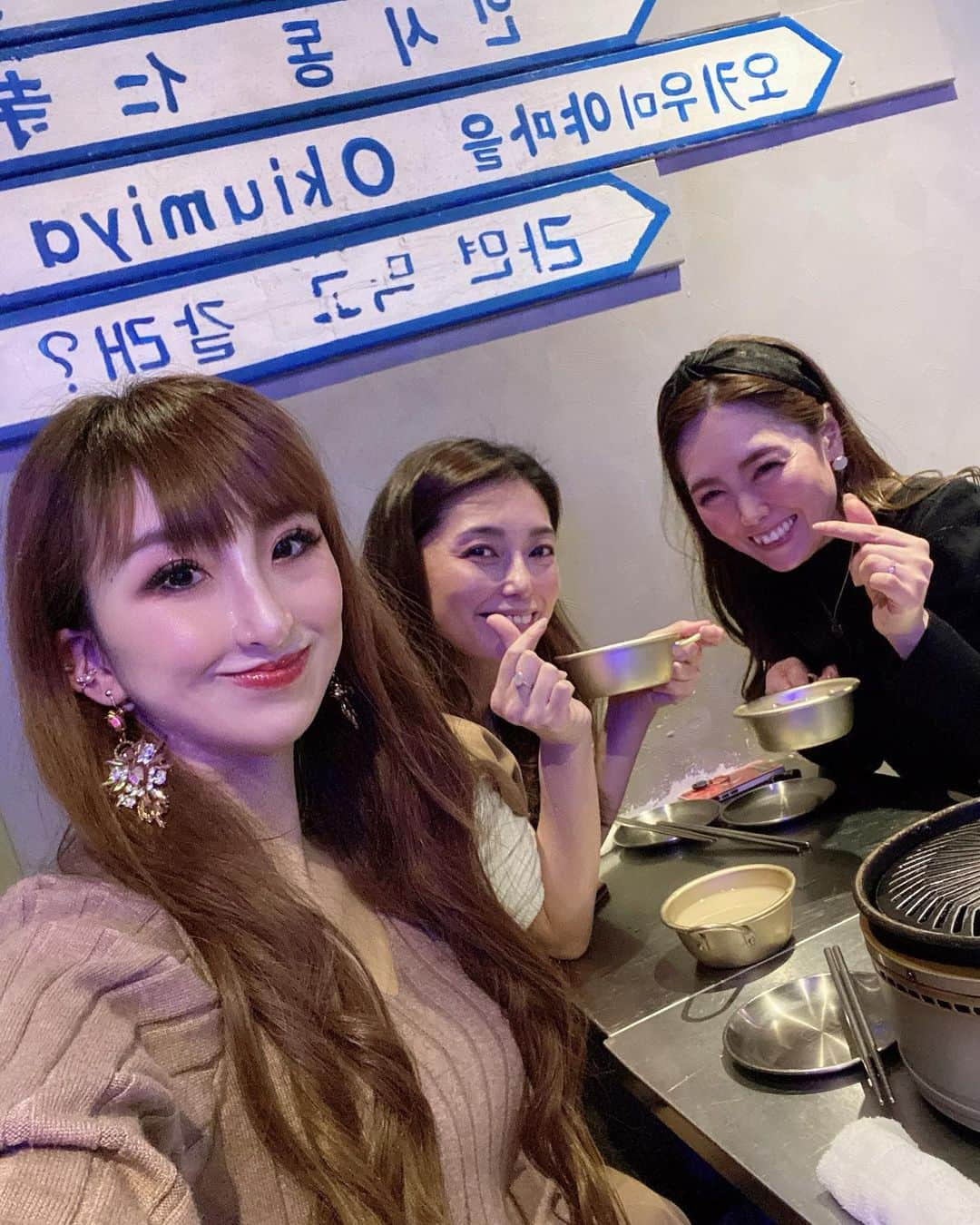 Erenaのインスタグラム：「🇰🇷韓国料理🇰🇷 本場 韓国 来たみたいだったよ🥡🥢  壺からお肉…🏺🍖 チャミスル、マッコリ…お酒が止まりません🤣w  #韓国 #韓国料理  #韓国旅行 #旅行  #海外旅行  #コリアンタウン  #チャミスル #マッコリ  #お酒 #お肉  #ごはん #キムチ  #肉寿司 #焼き肉」