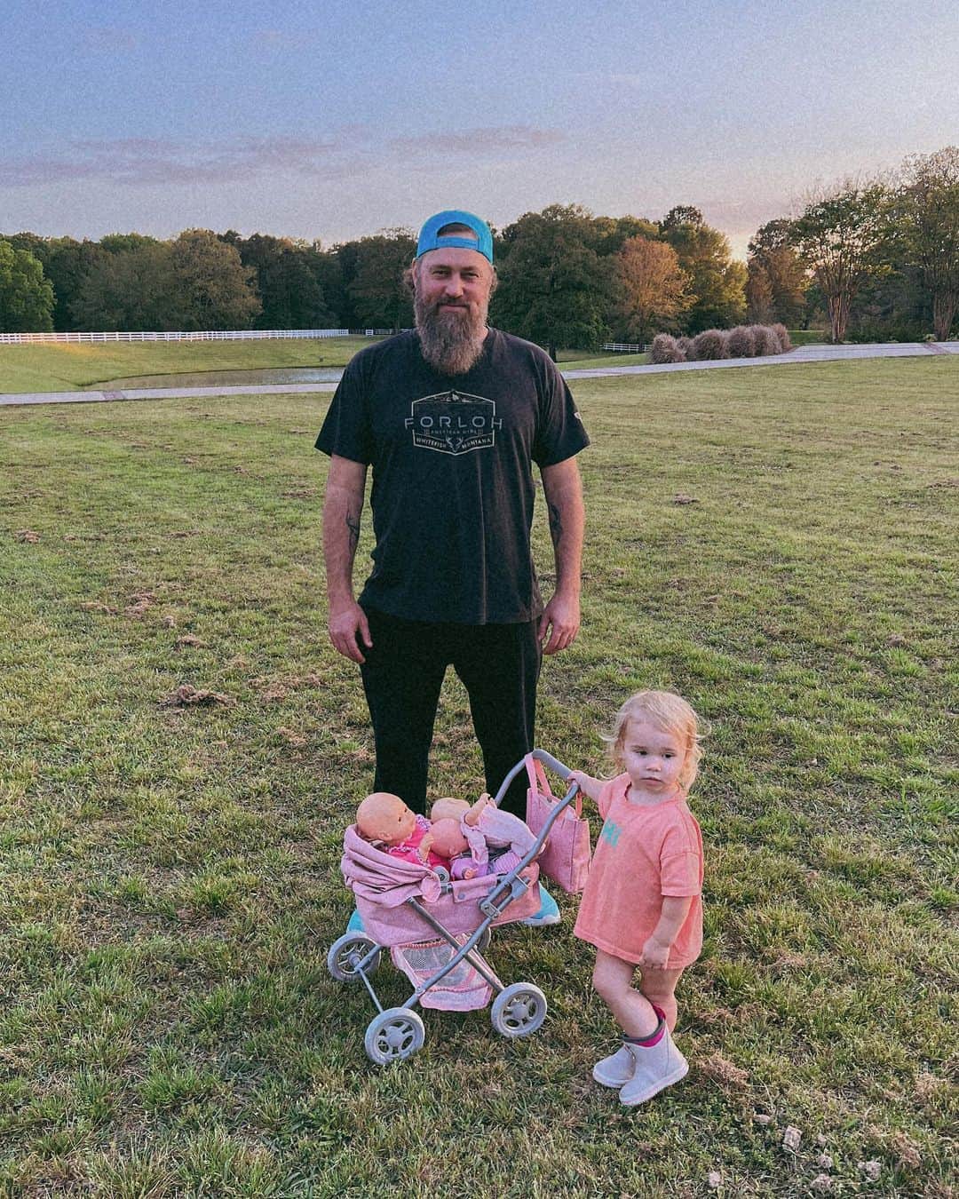 コリー・ロバートソンのインスタグラム：「These two and that little leg cross 😍She’s going to be the best big sister 🥰」