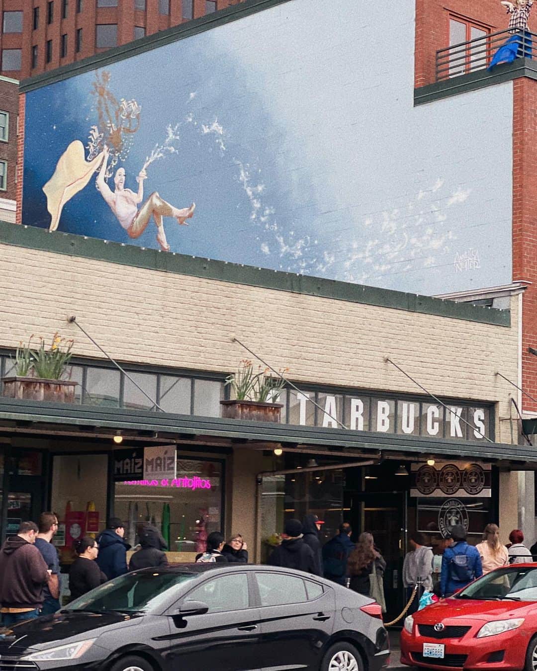 Remiさんのインスタグラム写真 - (RemiInstagram)「Seattle, home of Starbucks!☕️🧸🤎 シアトルといえば、スタバの発祥地✨ 地元の方や観光客で賑わうパイクプレイスマーケットにある世界一号店は、スタバの聖地ということで、連日大行列だそう！ リアルな人魚の茶色のロゴが残るのはこの一号店だけ🧜‍♀️🌊 ここでしか買えないオリジナルロゴのグッズが揃っています☕︎  また、シアトルのスターバックスリザーブでは、焙煎したての豆を使ってバリスタが目の前で作るコーヒーの飲み比べもおすすめ☕️  コーヒー好きはもちろん、お土産選びに、シアトルに行ったら必ず行きたいスポットです🧸🤎  —— 📍Seattle, WA🇺🇸 ☕️ Pike Place Starbucks store @starbucks_seattle  🗓2023.4 📝 @lovetabi_travel  ——  #シアトル #シアトル旅行 #スターバックス #スタバ #スターバックス一号店 #スタバ好き #Seattle #starbucks #originalstarbucks #visitseattle #LOVETABI」4月15日 0時31分 - remi_912