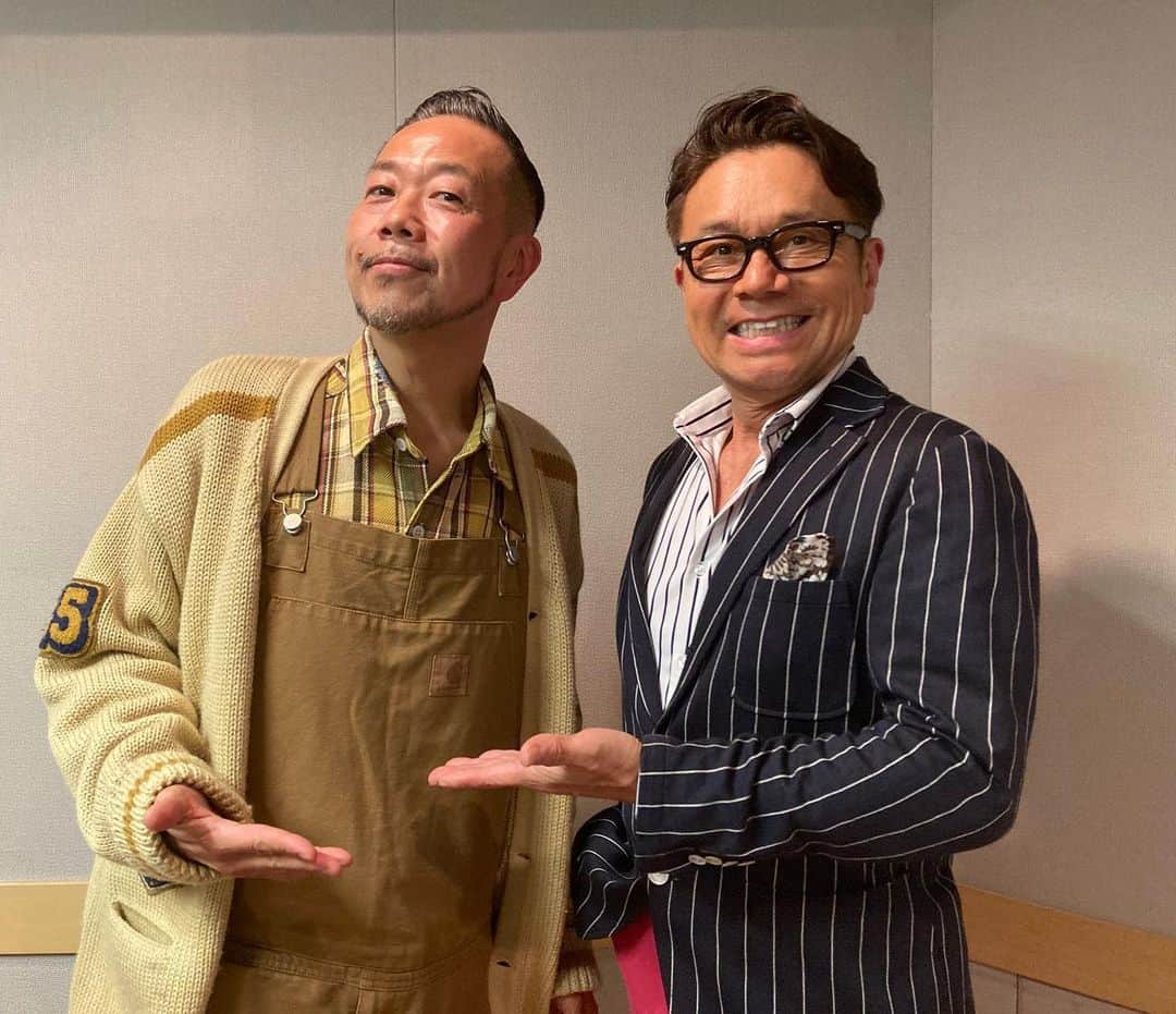 伊津野亮のインスタグラム：「久しぶり〜 一応息してます笑笑 一応生きてます泣泣 一応生放送やってます！ マジでこの２週間は 日曜日開催 #igarage present lovers meeting @鴨川#hangareightの 仕込み/建て付けで 西走東奔してましたよ笑笑 明日の鴨川→雨20ミリ☂️（夕方） 明後日鴨川→曇り朝から☁️ 悩ましい判断を強いられますが 開催の可否は 今日土曜日の15時までには 発表します！ 公式HP 伊津野亮SNSにてお伝えします！ 最後のあがき？ 数時間お待ち下さい 仮に中止の場合は チケット代金は 返金させていただきます。 そして 遅くなりましたが 昨日のicocoonゲスト レジェンド音楽家 #muro #MUROさんを 迎えてのサシトークand vinylで音をお届けしました。 最高の化学反応を作れました。 お聴きいただいた皆さん ありがとうございました！ 金曜日はT.G.I.F ハネル金曜日で またお待ちしています。」