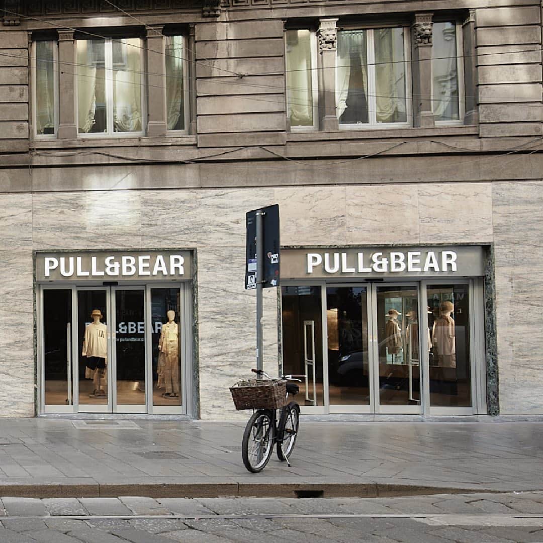 Pull&Bearさんのインスタグラム写真 - (Pull&BearInstagram)「Milano ti amoooooo 💚 here's our new store! 📍」4月15日 0時34分 - pullandbear