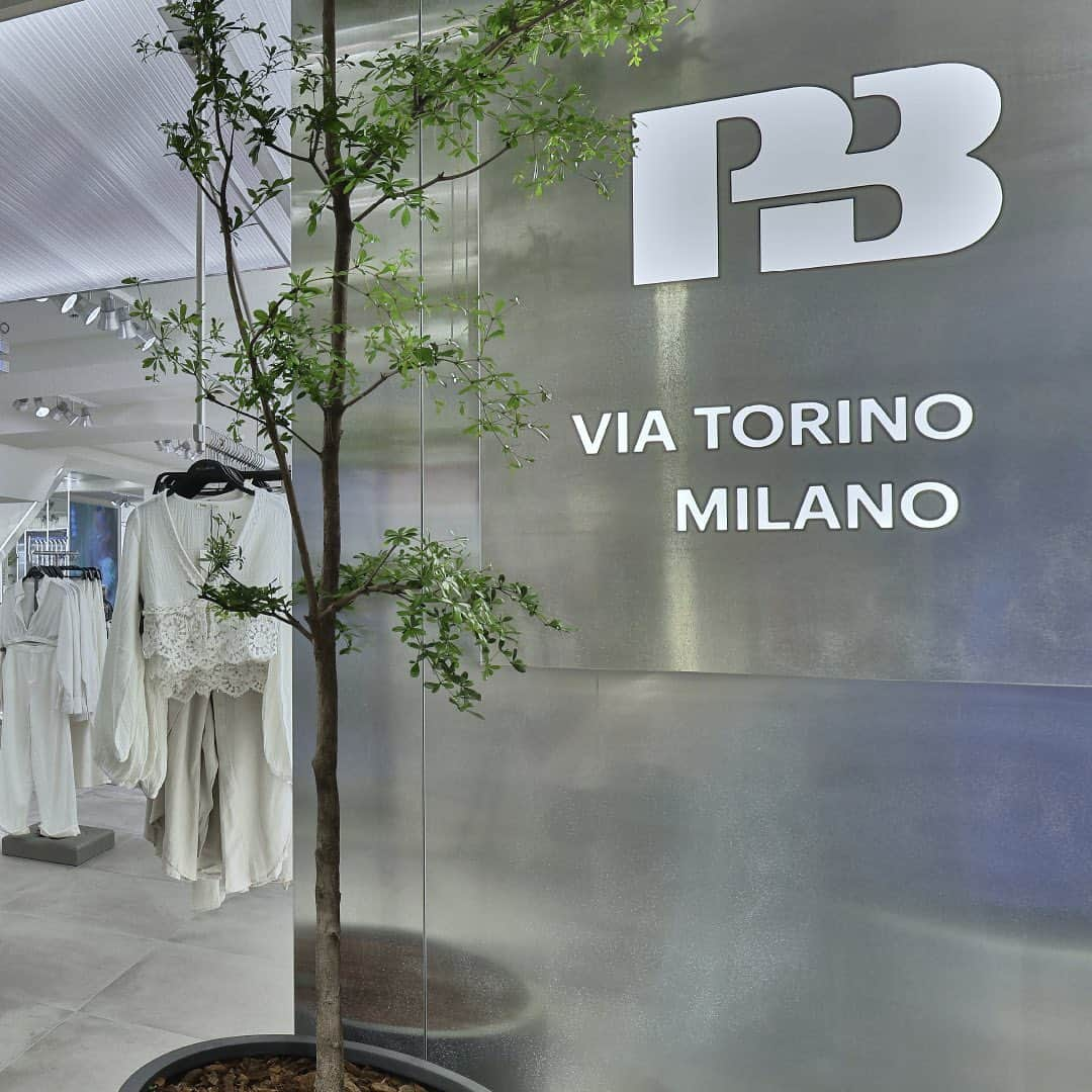 Pull&Bearさんのインスタグラム写真 - (Pull&BearInstagram)「Milano ti amoooooo 💚 here's our new store! 📍」4月15日 0時34分 - pullandbear