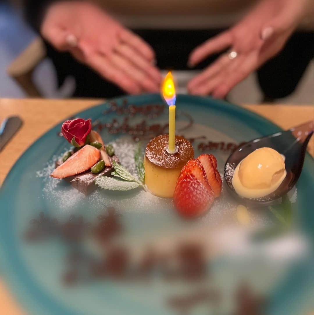 珠洲春希さんのインスタグラム写真 - (珠洲春希Instagram)「友人とお食事に行き、バースデーをお祝いしていただきました。 中々会えなかった分、話にも花が咲き🌸、お食事やワインもどれもとても美味しかったのですが、バースデープレートに書かれた文字にも感動、感謝🤎🤍🧡  素敵な香りのMOLTON BROWNをありがとう🥂✨」4月15日 0時37分 - harukisuzu54
