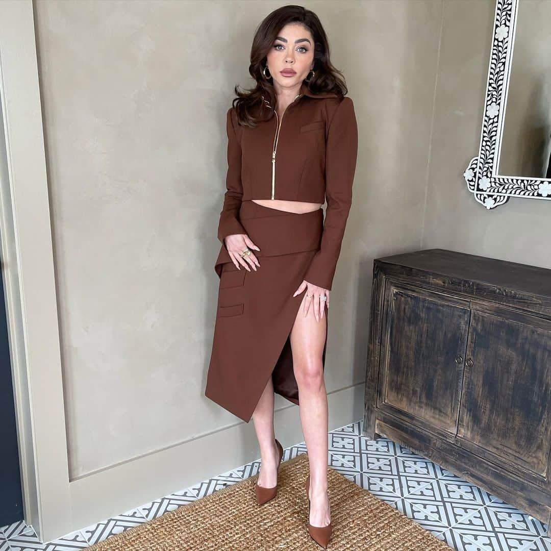 ブラッド・ゴレスキーのインスタグラム：「@sarahhyland means business in a @csiriano skirt suit, @lesilla heels, @jenniferfisherjewelry earrings and @levian_jewelry rings 🤎 Styled by me & @daniela_viviana  Assisted by @nicksegodi  Makeup by @dendoll  Hair by @marktownsend1」