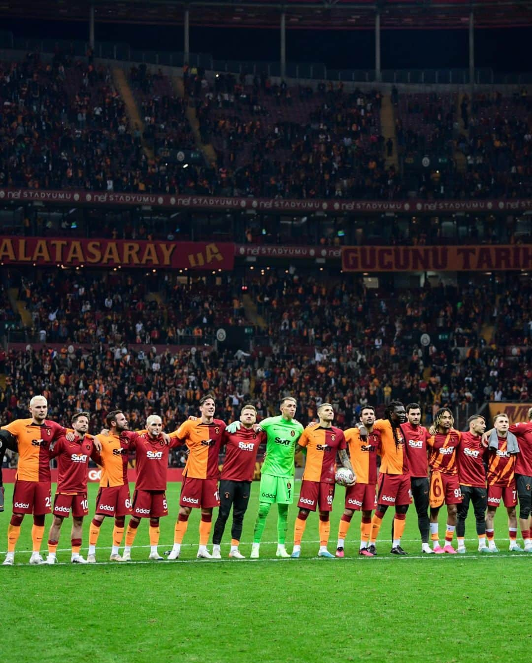 フェルナンド・ムスレラさんのインスタグラム写真 - (フェルナンド・ムスレラInstagram)「What a fantastic night at home! Big 3 points and an amazing performance from all the team! 💪🏻 Big thank you to all the fans, you are special. United! 💛❤️  Qué fantástica noche en casa! 3 puntos importantes y una actuación increíble de todo el equipo! 💪🏻 Muchas gracias a todos los fans, siempre  al top .Unidos! 💛❤️  #ALLTOGETHER #Galatasaray #Cimbom #GSvKYS」4月15日 6時10分 - muslera