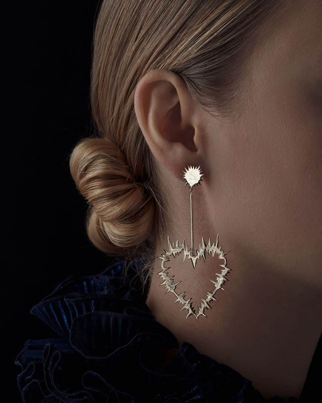 カレンウォーカーさんのインスタグラム写真 - (カレンウォーカーInstagram)「Electric Hearts // Alive with spikes and dips, the Electric Heart Drop earrings reflect the pulse of an intrepid adrenaline seeker.  ⠀⠀⠀⠀⠀⠀⠀⠀⠀ Available in a variety of metals, try sterling silver, 9 carat yellow gold, 9 carat rose gold, or gold-plated sterling silver.」4月15日 6時11分 - karenwalker