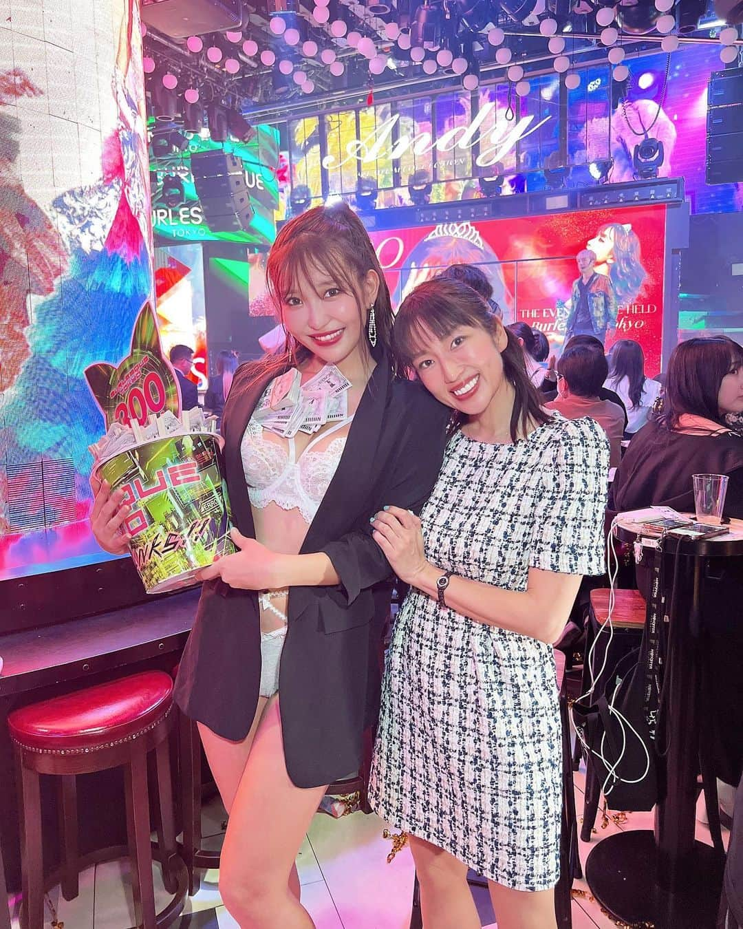 庄司ゆうこさんのインスタグラム写真 - (庄司ゆうこInstagram)「ここちゃんのバーレスク5周年イベントに行ってきましたぁー❣️ RIZINガール繋がりのさわちゃんと先に火鍋で腹ごしらえしてから第一一部のイベントへ🥰 ここちゃんの踊ってる姿初めて見たけど感動してずっと泣きそうになってたよー🥺 めちゃくちゃかっこいいし、セクシーだし、キュートだしで必死にズームしながらずっと動画撮ってたよ🤣💛 こんな魅力的な女性はなかなかいない🥺10歳以上も年下だけど尊敬出来る大好きな友人です😘 ここちゃん✨5周年本当におめでとう🎊🎈 これからもずっと応援し続けるねっ💛💛💛 #バーレスク東京 #バーレスク#ダンサー#キュート#セクシー#かっこいい#魅力的#5周年#おめでとう#来週から#2人旅#楽しみすぎる」4月15日 0時49分 - yuko.shoji