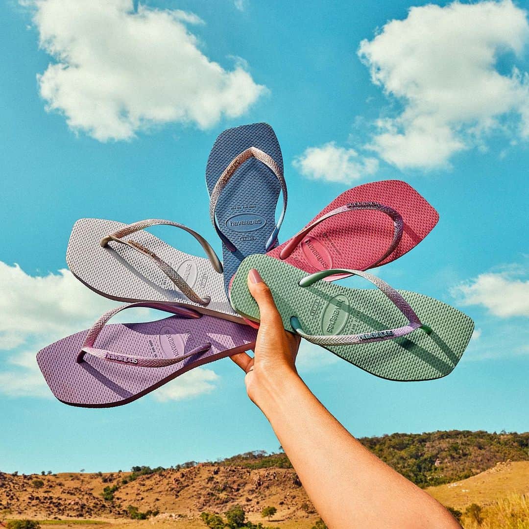 Havaianas Europeのインスタグラム：「We just can’t get over the sparkly gradient straps of our new Square Glitter flip flops! 🤩  One of each, please! ✨  #HavaianasMoment」