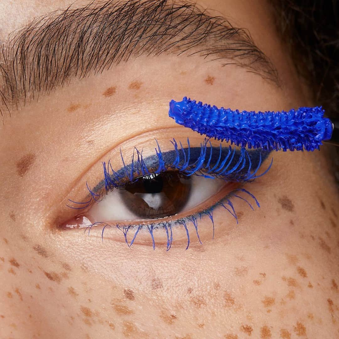 KIKO MILANOさんのインスタグラム写真 - (KIKO MILANOInstagram)「Ready for the weekend with a bold and beautiful blue! 💙 Our new #KIKOBeautyRoar Volumizing & Curling Effects Mascara is enriched with shea butter and matcha tea extract, and is available in intense black and electric blue!⁣ *Arriving soon in the US⁣ ⁣ #KIKOEyes #mascara #bluemascara #eyeliner #eyelinerlook ⁣ ⁣ Stunning Eyes Marker 03 - Volumizing & Curling Effects Mascara 01 - Eyebrow Fixing Gel⁣ ⁣」4月15日 0時45分 - kikomilano