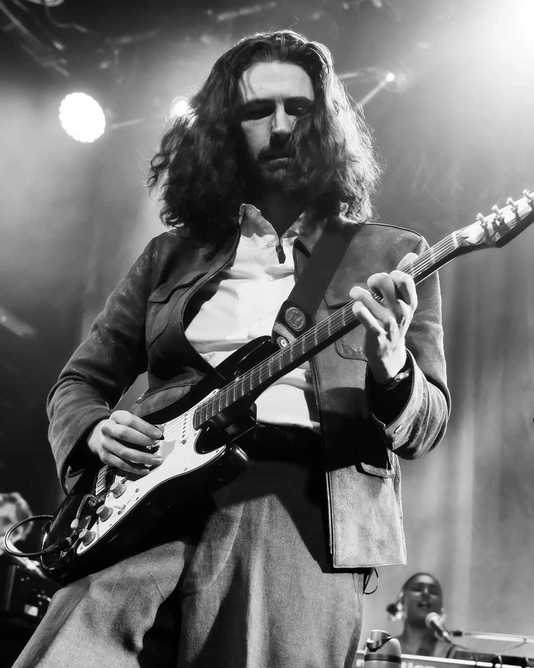 ホージアのインスタグラム：「Tuesday night was a treat. Thank you to everyone who came to one of the rehearsal shows over the last week! Great to be making music on home soil, looking forward to the @latelaterte tonight! 🖤  📸 @ruthlessimagery」