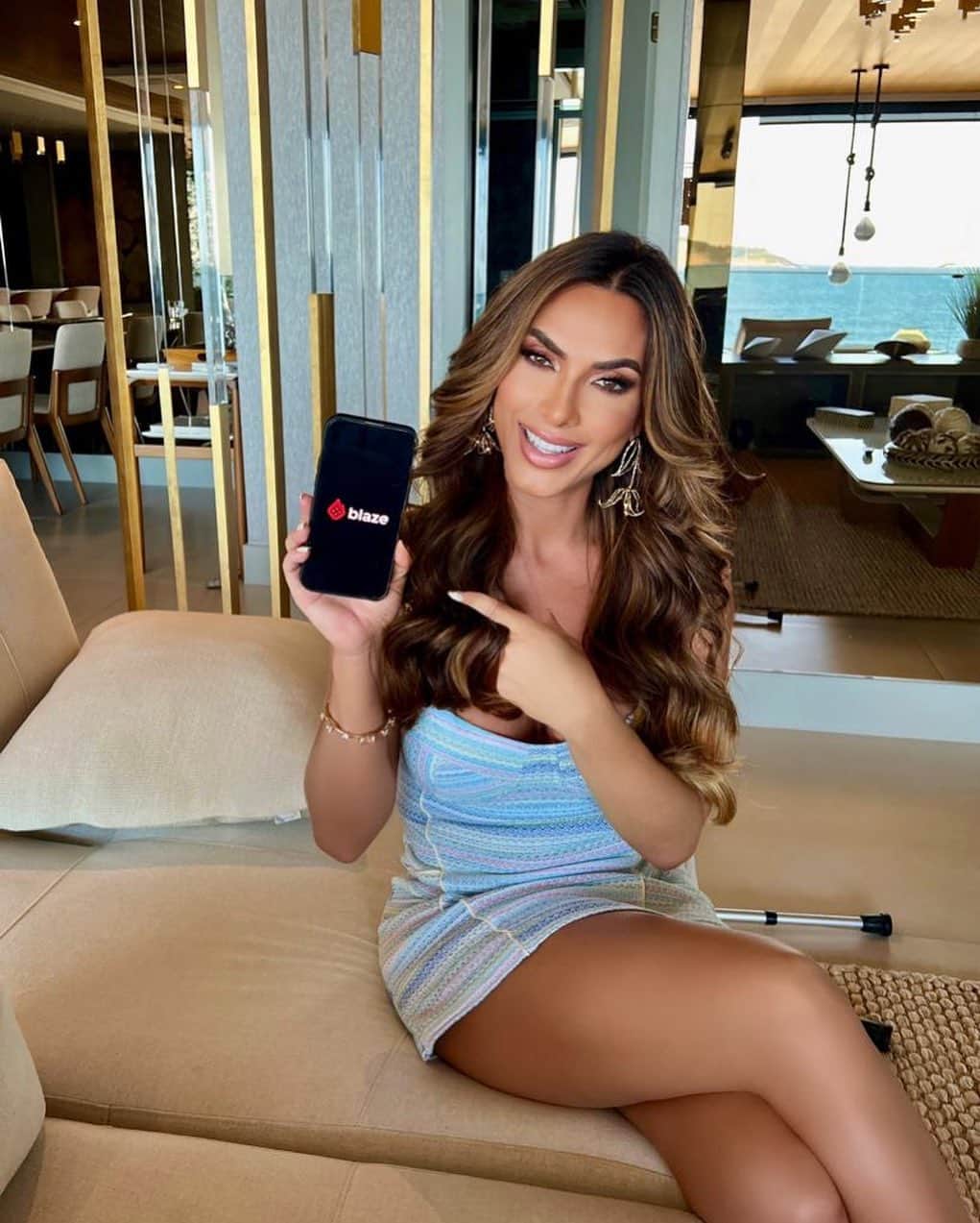 Nicole Bahlsのインスタグラム：「Agora que estou passando mais tempo em casa, me recuperando, aproveito para jogar a @blazebrasil! Sempre compartilho com vocês a minha experiência na plataforma, que tem jogos incríveis, como Crash, Double, Mines e agora tem uma super novidade, o Plinko. Dá para jogar pelo pc ou pelo celular, mas lembra que você só pode entrar na Blaze se tiver mais de 18 anos. Use o link que está na minha bio para se cadastrar 😉🍀💎」
