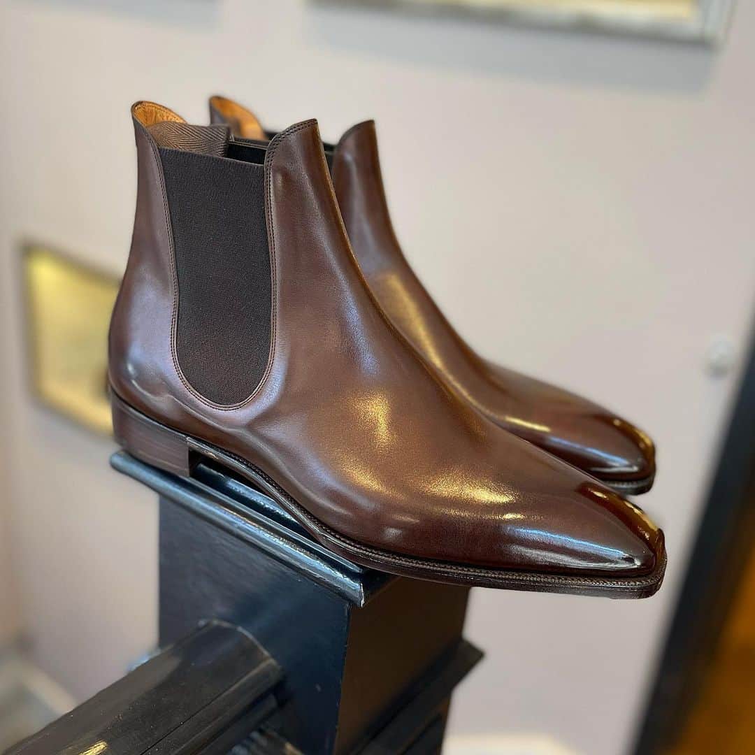 ガジアーノ&ガーリングのインスタグラム：「Ready for the weekend…  Our iconic wholecut Burnham boot will see you through in style!  #ggburnham #ggvintageoak #ggtg73  #chelseaboots #gazianogirling」