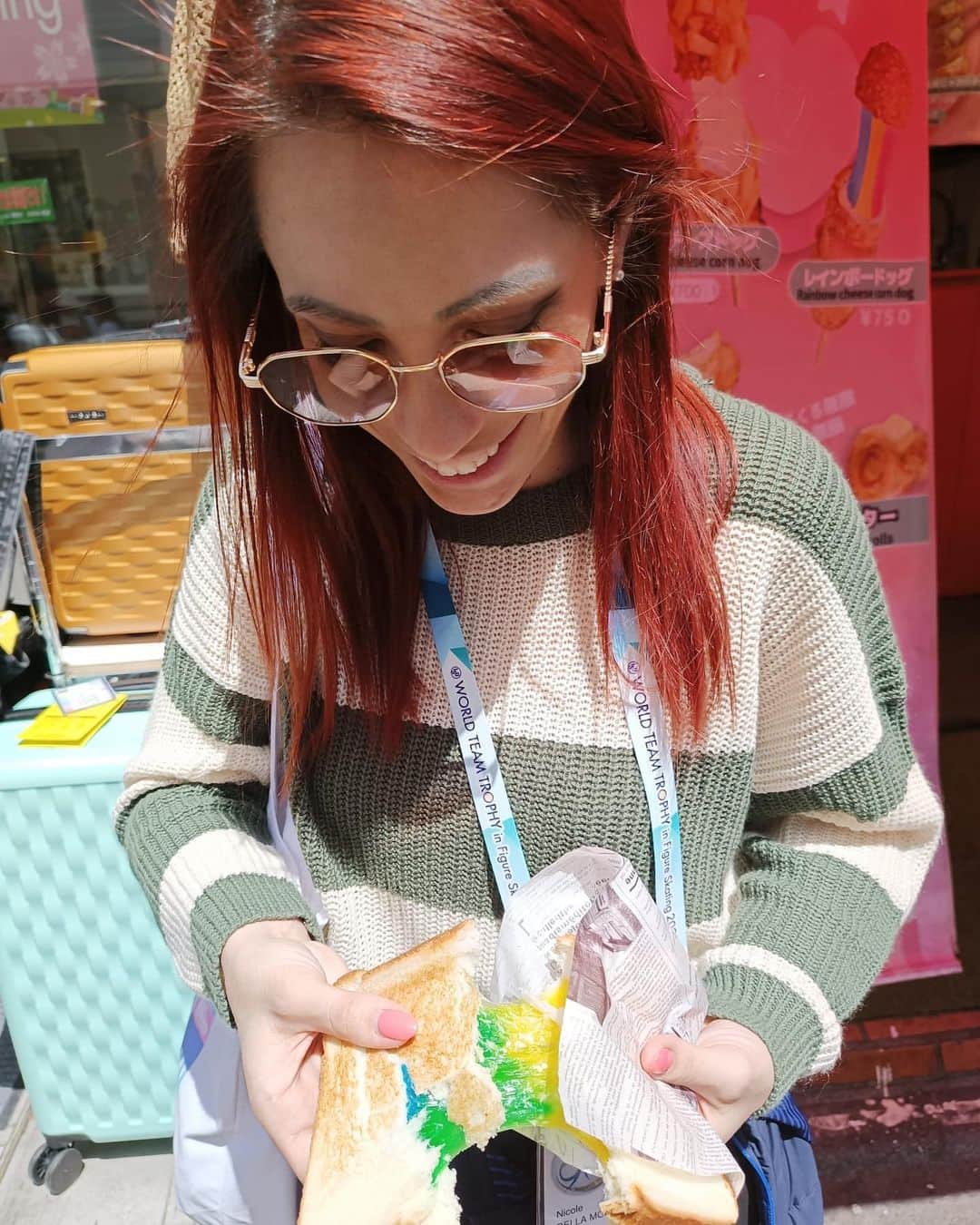 ニコーレ・デラ・モニカのインスタグラム：「Tutta felice di provare il “rainbow toast” ma poi l’ho aperto al contrario e quindi si vedevano solo alcuni colori 😂😂😂  Ps no non era molto buono, non aveva per niente sapore ma era carino 😅  #japan #rainbowfood #rainbowtoast #harajuku #tokyo #nippon #instafood #fun #funny #picoftheday #giappone #italiangirl #italiangirlinjapan」
