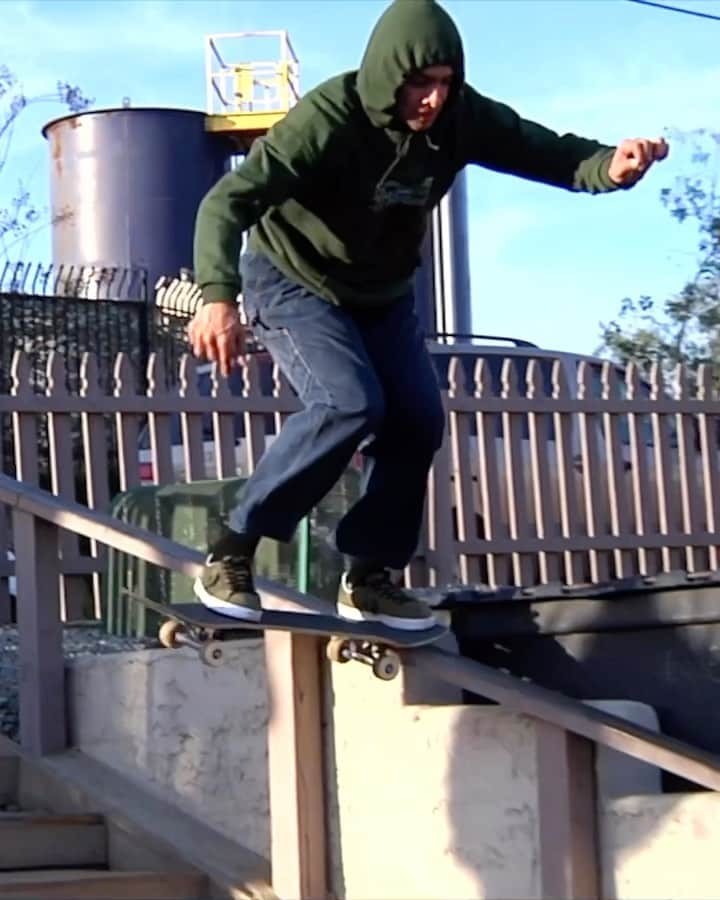 スラッシャーのインスタグラム：「☎️ @tantrum.co’s WHAT ARE WE video is playing on the Thrasher site 📡」