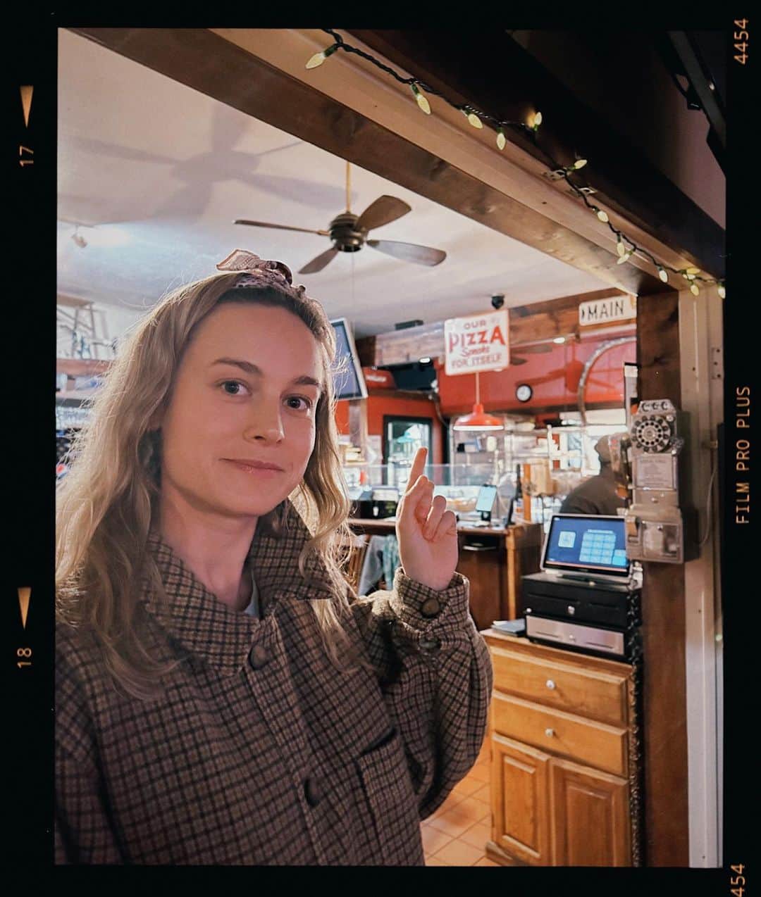 ブリー・ラーソンのインスタグラム：「It’s rude to point, but pizza and a performance needed to be pointed out! 🍕🎤」