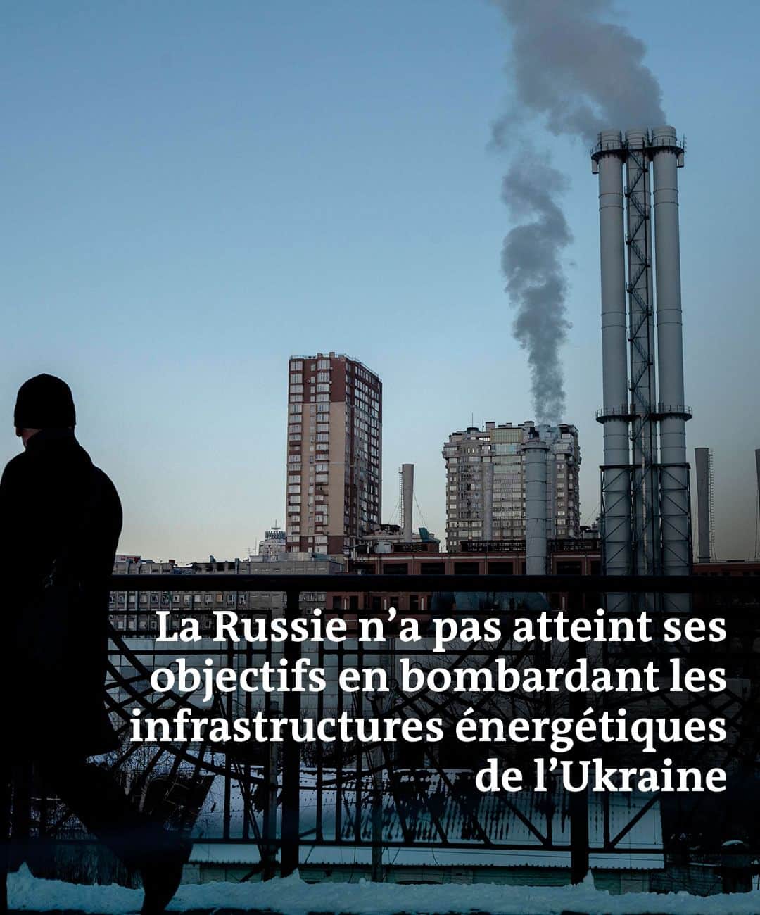 ルモンドのインスタグラム：「Le constat est aujourd’hui patent. Engagée par les Russes il y a six mois, la campagne de bombardements des infrastructures civiles de l’Ukraine, notamment de son réseau énergétique, n’a pas atteint les objectifs espérés par Moscou.  Non seulement le pays n’a pas été privé durablement d’eau, d’électricité et de chauffage, mais la population ukrainienne a fait preuve de résilience et continue de soutenir la stratégie du président Volodymyr Zelensky. « La campagne de missiles visant à dégrader l’infrastructure énergétique de l’Ukraine a définitivement échoué, et la Russie semble avoir abandonné l’effort », estime, dans une note publiée le 8 avril, le centre de réflexion américain Institute for the Study of War. Les autorités ukrainiennes ont même annoncé avoir repris leurs exportations d’électricité vers l’Europe, une première depuis le 11 octobre 2022, lorsqu’elles avaient été interrompues à la suite des bombardements russes. - Vous avez lu 18% de cet article. - Photo : Un bâtiment de la compagnie d’énergie Ukrenergo, visé à plusieurs reprises par des frappes russes, à Kiev, le 14 décembre 2022. @adrienne_surprenant #pourlemonde - Retrouvez notre article en suivant le lien linkinbio sur notre profil.⁣⁣ -  #ukrainewar #guerreenukraine #bombardements #echecmilitaire #resilience」