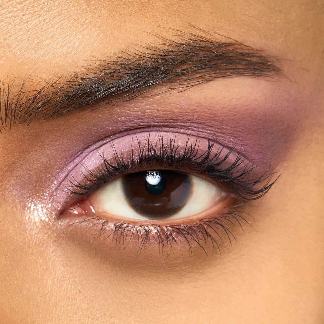 COVERGIRLさんのインスタグラム写真 - (COVERGIRLInstagram)「Need some inspo this spring? 🌷Switch up your go-to neutral eye with a pop of purple using Clean Eye Color in Mellow Mauve!  Save this post for your next haul at @walgreens for clean, vegan, cruelty-free formulas you’ll love 💜  #EasyBreezyBeautiful #Covergirl」4月15日 1時00分 - covergirl