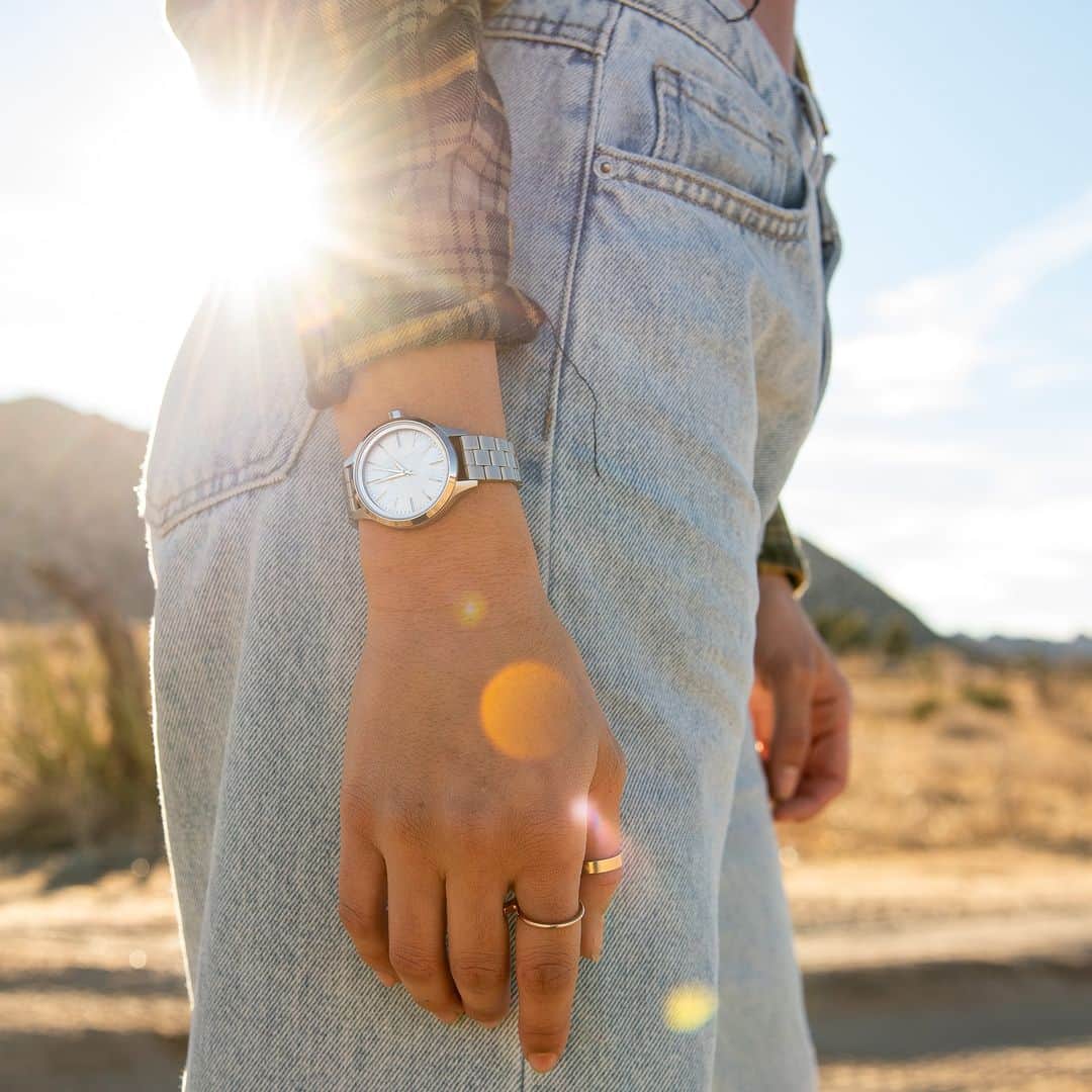 ニクソンのインスタグラム：「Happy one year to The Optimist!  By absorbing light from any source, this watch can hold a charge for months at a time and will never require a battery replacement. Now that is what we call a bright future.」