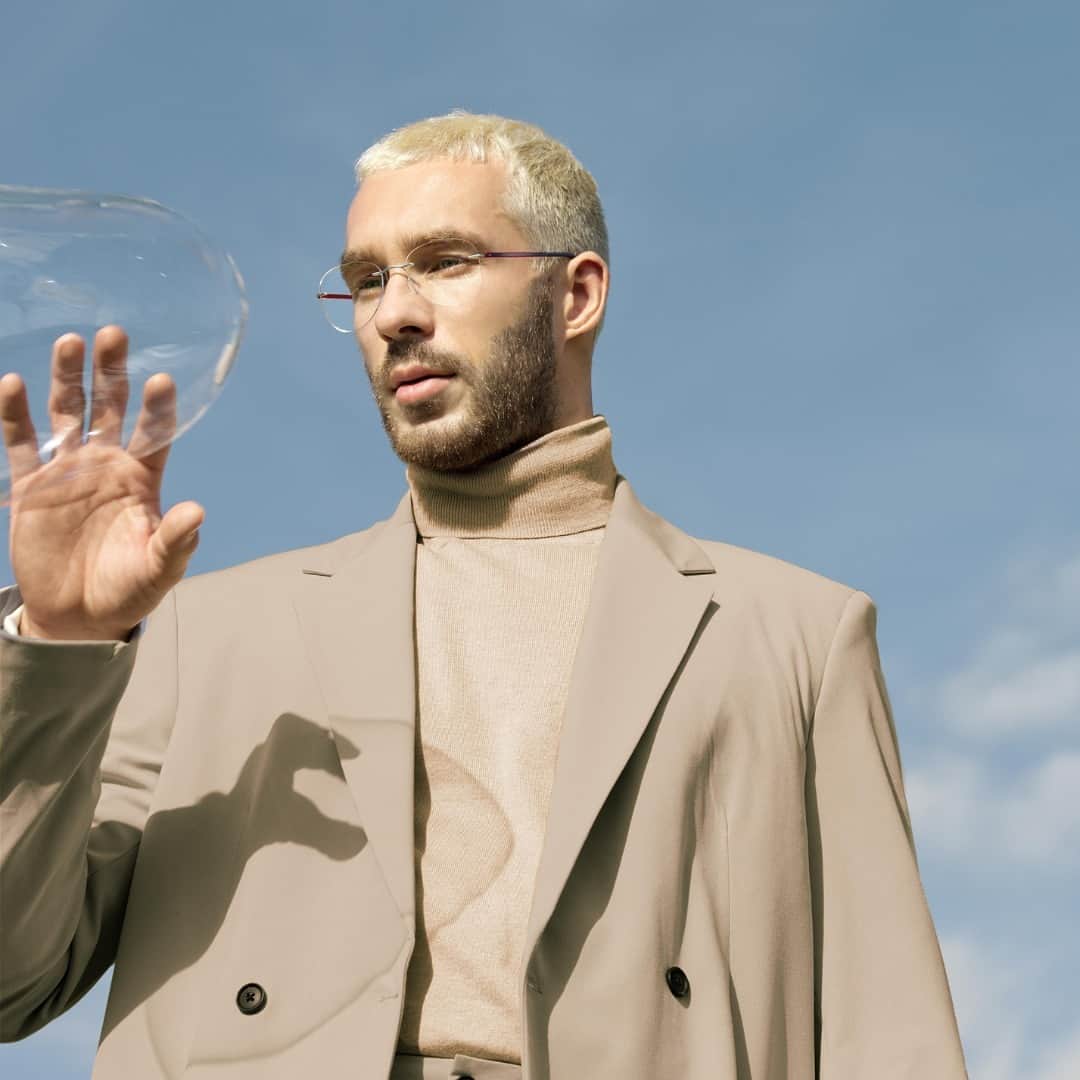 シルエットのインスタグラム：「Imperceptible weight. Incredible comfort. Unique shapes and shades. The Wave stands out in a sea of eyewear.   #silhouetteeyewear #empoweredbylightness #silhouettejournal」