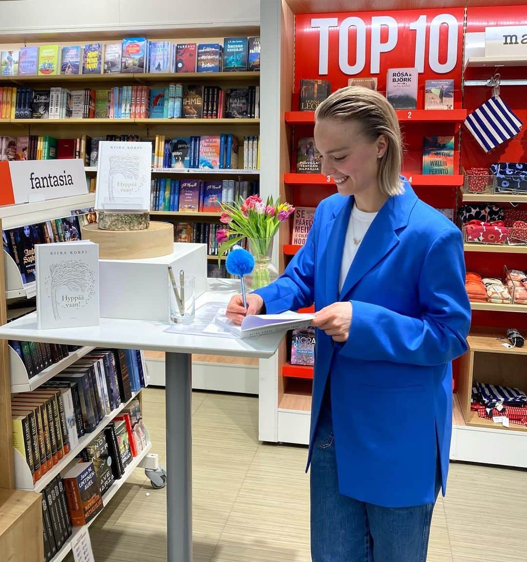 キーラ・コルピのインスタグラム：「🥳🙌🏼 Mun runokirja hyppäsi Suomen luetuimpien kirjojen listalle - KIITOS TEIDÄN LUKIJOIDEN 😭❤️❤️❤️ @mitasuomilukee tilastossa maaliskuun luetuimpien teosten joukossa Hyppää vaan! komeilee sijalla 13 🌷  Kirjani on kokonaisuudessaan kuin yksi pitkä tarinallinen runo. Kirjani lukijat ovat voimakkaasti tuntevia ja ajattelevia, sellaisia ihmisiä, jotka haluavat tehdä maailmasta paremman paikan ja kehittää henkisesti itseään.  Olen nöyrän kiitollinen ja todella ylpeä mun kirjan upeista, herkistä ja ennen kaikkea VAHVOISTA lukijoista 🙏🏼👏🏼👏🏼❤️‍🔥  PS. Huomenna lauantaina olen signeeraamassa kirjoja Suomalaisessa Kirjakaupassa Tampereella (Hämeenkatu 18) klo 15-16. Toivon että tulet moikkaamaan mua ja juttelemaan kirjasta tai elämästä! On ollut tosi liikuttavaa saada ihania palautteita viestein, mutta vielä sitäkin kivemmalta lukijapalaute tuntuu kasvotusten 🤗  #hyppäävaan」