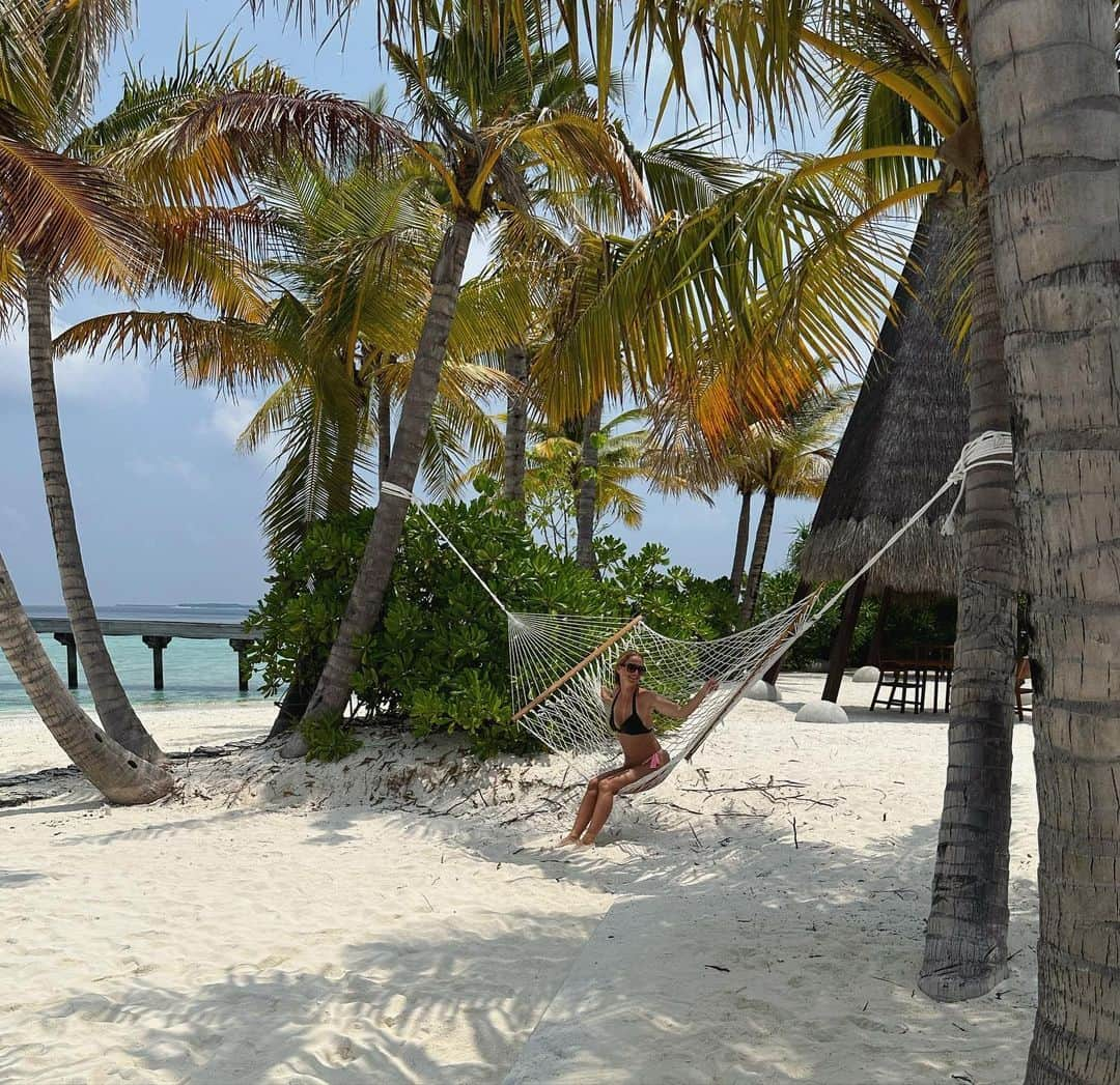 ホフマン・ノーラのインスタグラム：「Swinging into the weekend….🏝️👙🕶️」