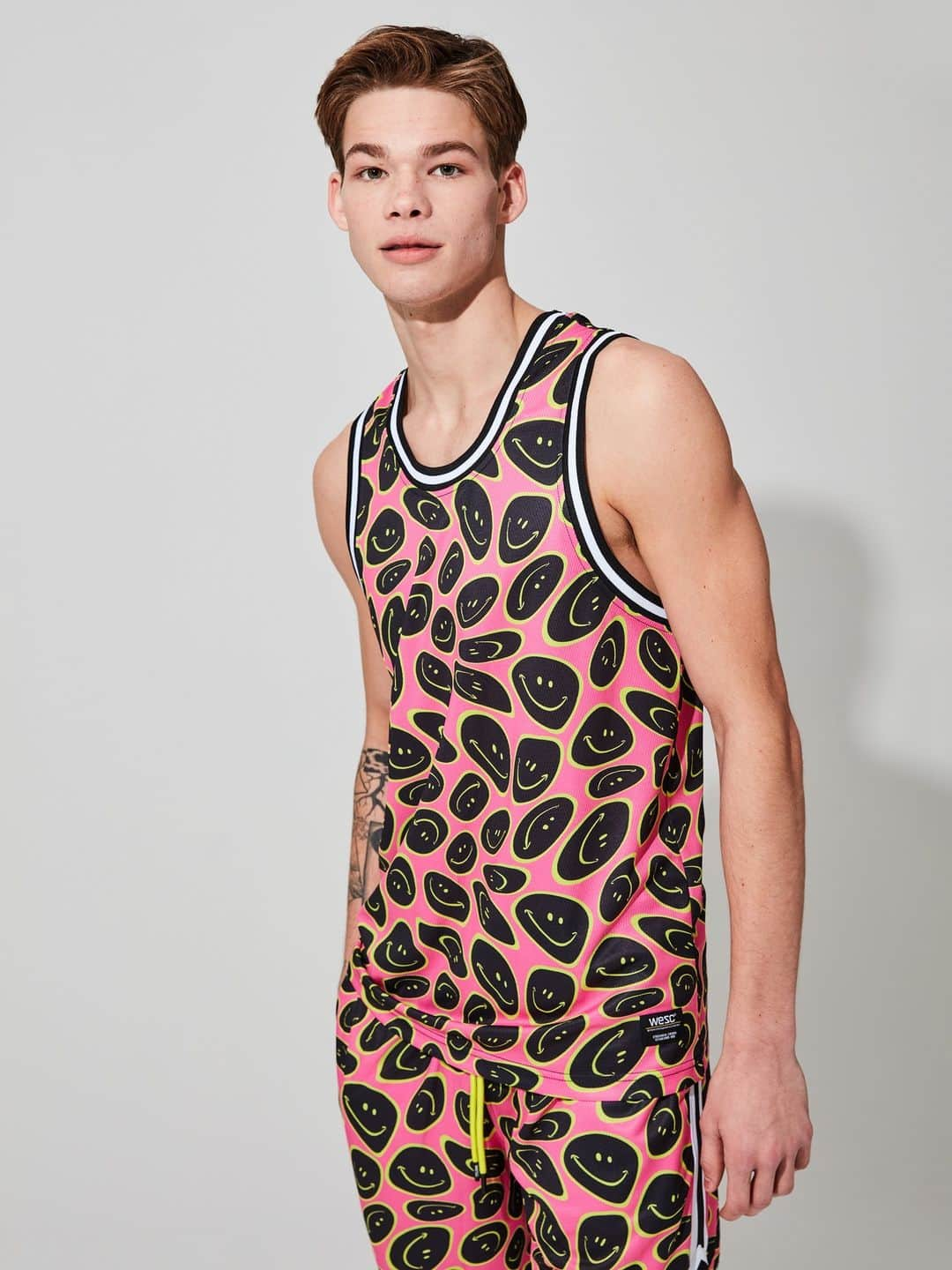 ウィーエスシーのインスタグラム：「Score big style points with the trippy smiley all-over print on this WESC basketball jersey! With pop color and distorted smileys that add a touch of playful edge to your look. Get ready to turn heads on and off the court with this bold and vibrant statement piece. 🏀😎🔥 Spring/Summer 2023 is available now worldwide at WeSC.com 🌐 • • • • • • #wesc #wesc1999 #wearethesuperlativeconspiracy #streetwear #hypebeast #hypebeaststyle #highsnobietystyle #highsnobiety #ss23 #springsummer2023 #BasketballTank #flamingos」