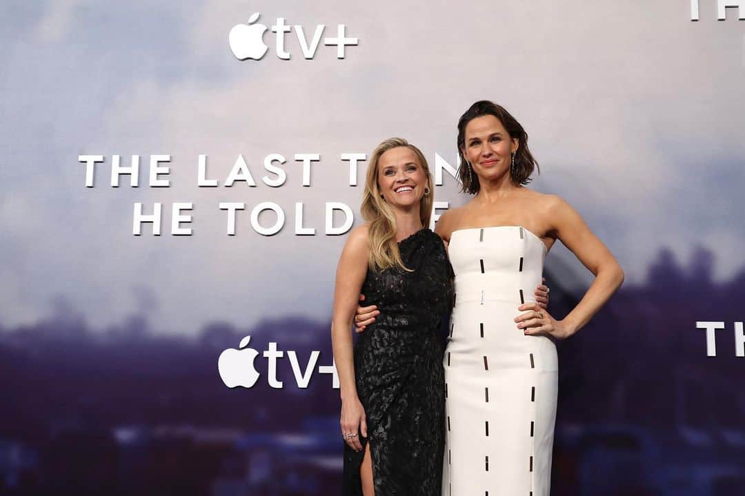 リース・ウィザースプーンのインスタグラム：「The first episodes of #TheLastThingHeToldMe are NOW streaming on @appletvplus!!! 📝 I had such a wonderful time celebrating this cast and creative team last night at the premiere ✨💫 This show is just as gripping and riveting as the novel by @lauradaveauthor and @jennifer.garner brings Hannah Hall to life so magnificently. Watch it now and let me know what you think!! 😊」