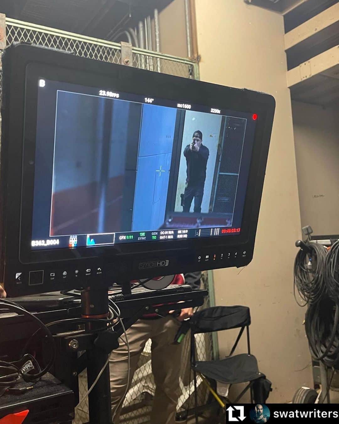 ロッチェル・エイツのインスタグラム：「1 week until an all new SWAT! In the meantime, we’re hard at work on a season six finale that will knock your socks off. #renewswat #SWAT @davidbradleylim @say_ahna」