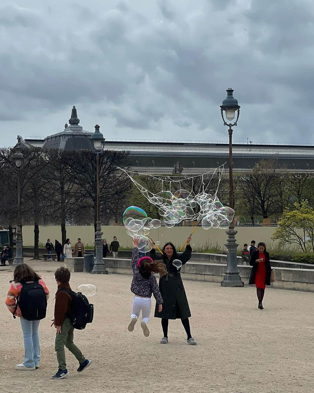 アンナ・アンドレスさんのインスタグラム写真 - (アンナ・アンドレスInstagram)「Spring in Paris.🌥️ By the way, do you know what “enclothed cognition” means? It’s how the clothes we wear affect our behavior, attitudes, personality, mood, confidence and even the way we interact with others. It really works and this red jacket is proof of that. Feeling femininity at 99.9%. 😎🌹#ootd  #muglervintage」4月15日 1時24分 - ann.andres