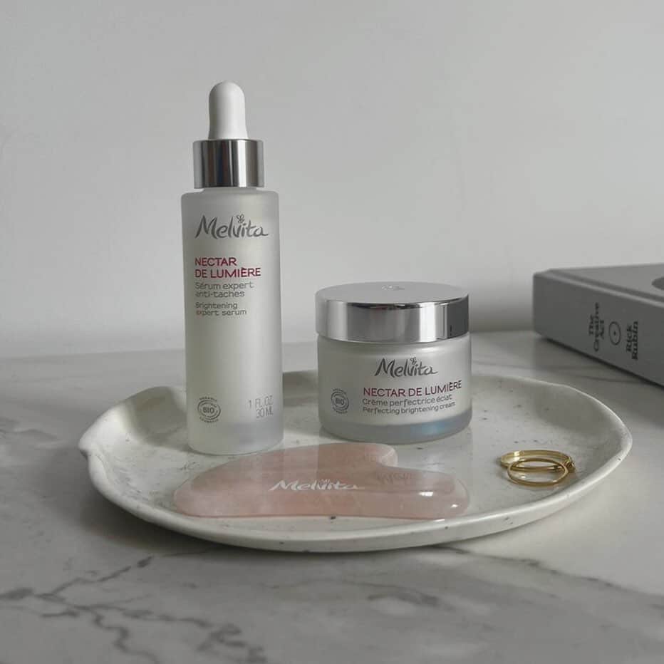 Melvita Officialさんのインスタグラム写真 - (Melvita OfficialInstagram)「Vous recherchez une routine anti-taches ?   Découvrez le rituel idéal pour libérer la lumière de votre peau : 1. Appliquez le sérum expert anti-taches pour corriger et effacer les taches. 2. Massez votre visage avec notre Gua Sha pour faire mieux pénétrer le sérum et scultper votre visage. 3. Hydratez votre peau avec notre crème perfectrice éclat qui unifie et illumine le teint.  Résultat ? Après un mois d'application, ce duo permet de réduire l'intensité des taches brunes de 82%.  Pour adopter cette routine, c'est sur Melvita.fr lien en bio 🥰」4月15日 1時24分 - melvitaofficial