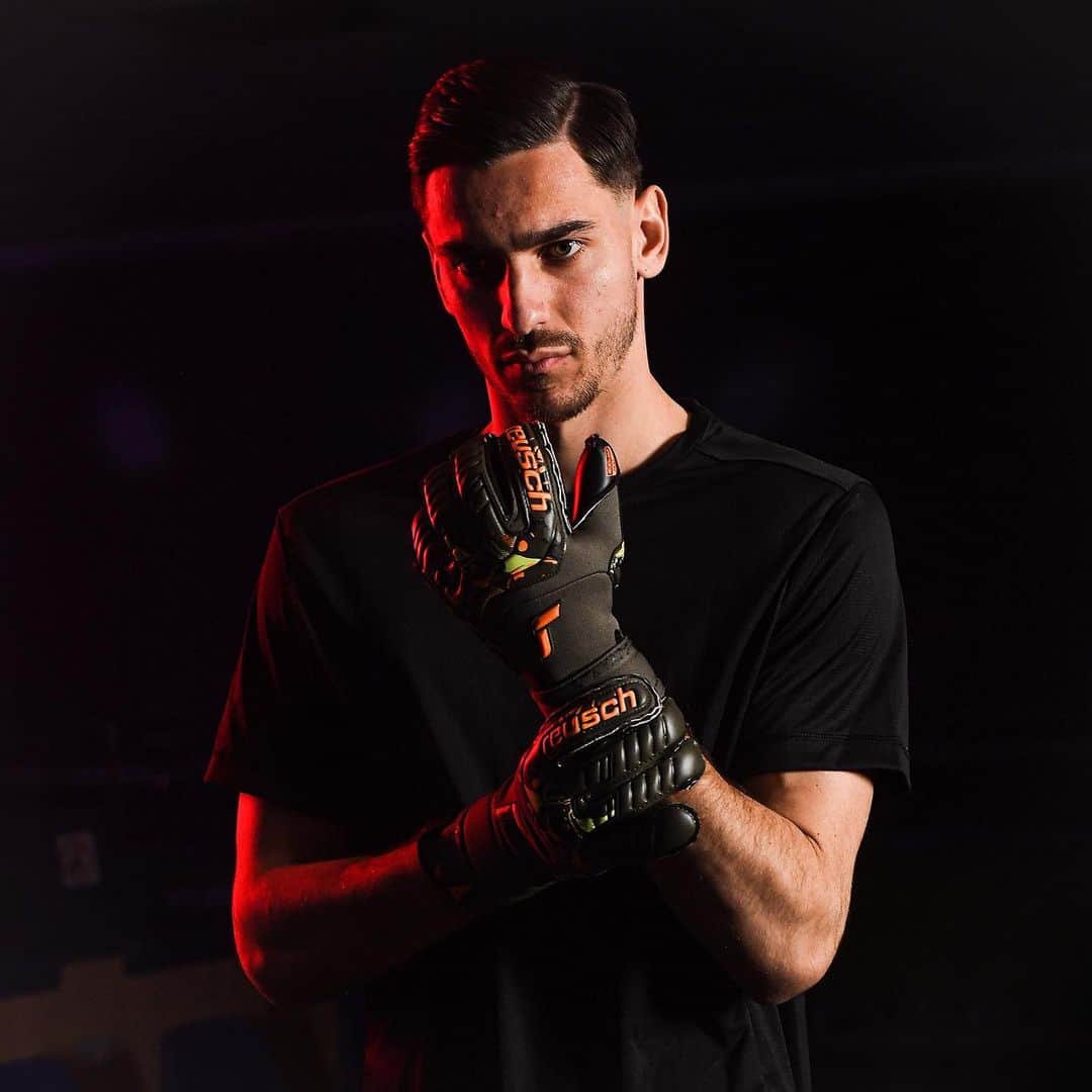 アレックス・メレットのインスタグラム：「From the World Championship, through Napoli‘s first Champions League quarter-final, to the best matches of the Serie A, there is no better tool than Attrakt Duo Evolution AdaptiveFlex Desert Bloom to protect the goal and @alex_meret knows it 💪🏽⚡️🏟️ ✅ Black duo latex with 3D dots on the inside of the hand for maximum grip, control and cushioning ✅ Evolution Cut provides a big catching area and a very comfortable fitting ✅ AdaptiveFlex Closure System provides flexibility as well as the supportive and tight fit around the wrist ✅ Extended Grip Zone with a bigger catching area #reusch #betheone #reuschgoalkeeping #attraktduo #UCL #SSCNapoli」