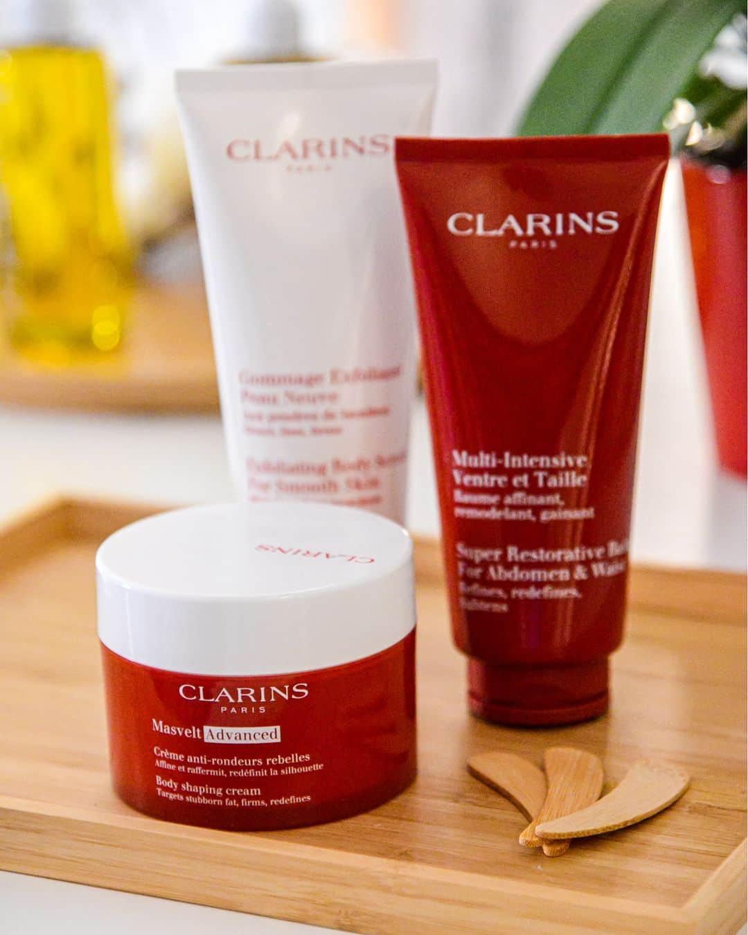 Clarins Italiaさんのインスタグラム写真 - (Clarins ItaliaInstagram)「Per ottimizzare l’efficacia di Masvelt Advanced, integra un’esfoliazione regolare nella tua body routine.  Utilizza Gommage Exfoliant Peau Neuve 1 o 2 volte a settimana su pelle asciutta o umida, insistendo sulle zone più critiche, poi risciacqua abbondantemente. Con polveri di bambù, affina, leviga e ammorbidisce l’epidermide, rendendola - tra l’altro - più ricettiva al trattamento applicato in seguito.  Il consiglio degli esperti Clarins: se il tuo punto debole è l’accumulo di centimetri nella zona addominale o sui fianchi, prova il nuovo Multi-Intensive Ventre & Taille, efficacia rimodellante mirata su addome e punto vita… ideale a partire dai 50 anni.   #Clarins #ClarinsItalia #BeautySecret #skincare #beauty #BodyRoutine #ShapingCream #Gommage #SummerTime #beautyroutine #beautycare #naturalbeauty #MustHave」4月15日 1時17分 - clarinsitalia