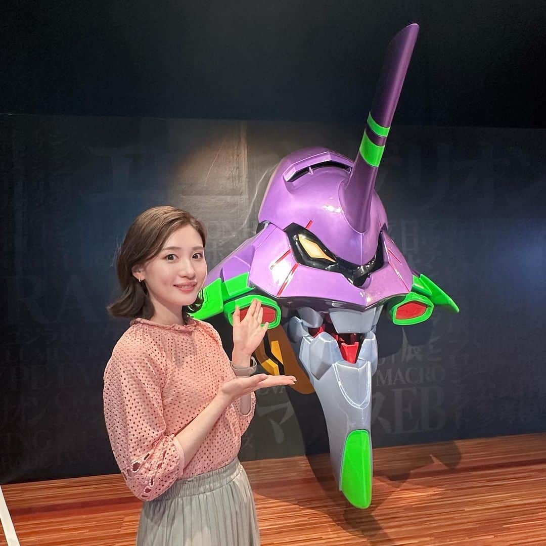 のインスタグラム：「エヴァンゲリオン大博覧会に一足早く行ってきました😊✨ 4000点以上のコラボグッズが展示されていて圧巻！ 実は倉庫にはまだまだ眠っている商品もあるそう…💓 JR九州ホールであす15日から5月11日まで開催！ 是非会場に足を運んでみてください！ #rkb#タダイマ#エヴァンゲリオン#エヴァンゲリオン大博覧会#エヴァ#JR九州ホール#福岡#アナウンサー#本田奈也花#博多#イベント」