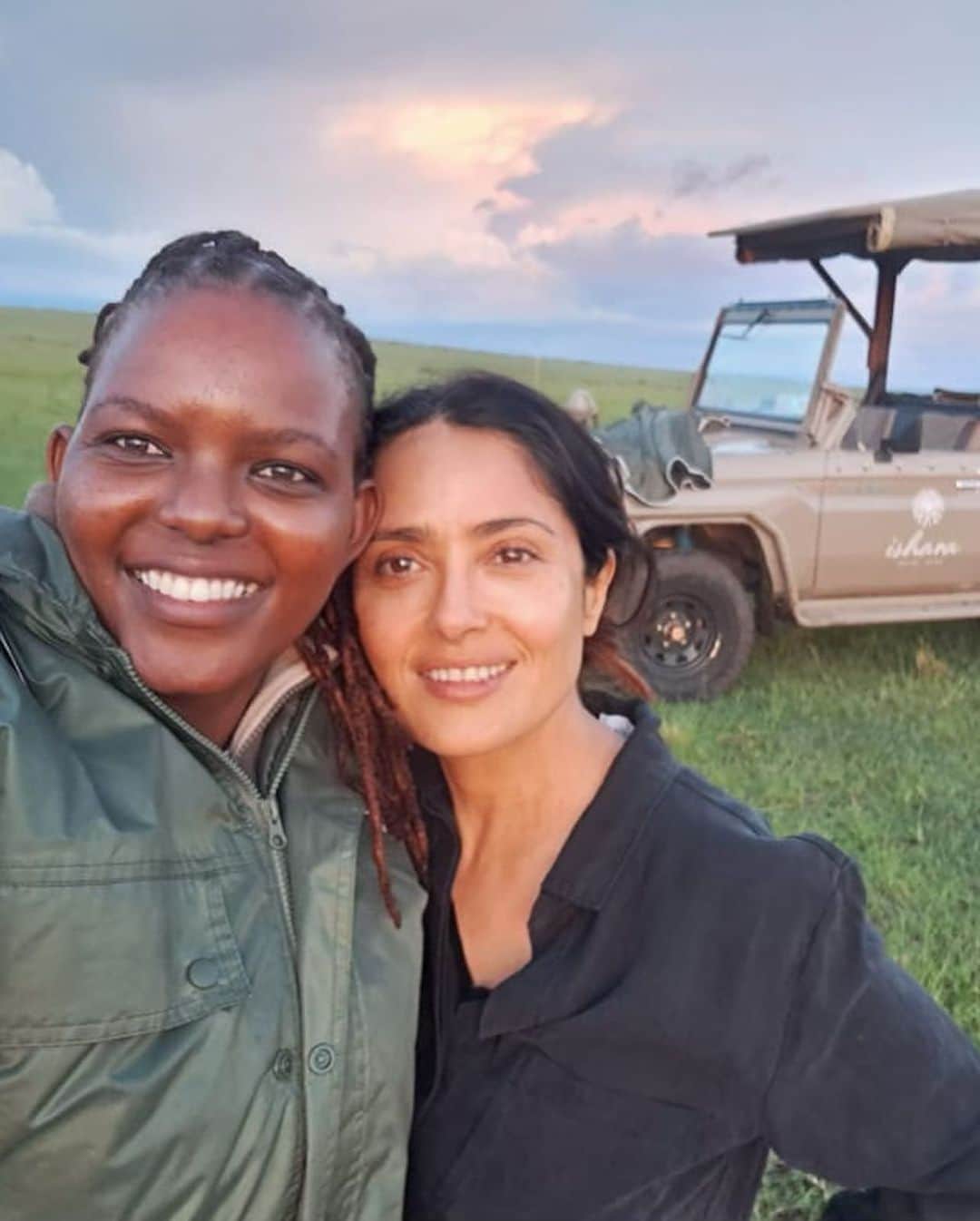 サルマ・ハエックさんのインスタグラム写真 - (サルマ・ハエックInstagram)「I just came back from @isharakenya an ecological photographic safari. Very excited to say that our guide was @wildgirl_kenya (my new best friend) Who is the first Maasai woman to be voted 'Best Nature Guide of the Year'. The trip was so amazing, that please forgive me but I will be sharing my photos with you throughout the weekend #grateful so watch out for the animal kingdom to come to you via Instagram 🦁🐒🦒🐘🦛  Acabo de regresa de @isharakenya un safari fotográfico ecológico en Kenia Estoy muy emocionada de que nuestra guía fue @wildgirl_kenya (mi nueva mejor amiga) ¿Quién es la primera mujer masai en tener el título de 'Mejor guía de naturaleza del año' El viaje fue tan increíble que, por favor, perdóname, pero estaré compartiendo con ustedes mis fotos durante todo el fin de semana #agradecido, así que tengan cuidado con el reino animal que les llegará a través de Instagram 🦁🐒🦒🐘」4月15日 1時18分 - salmahayek