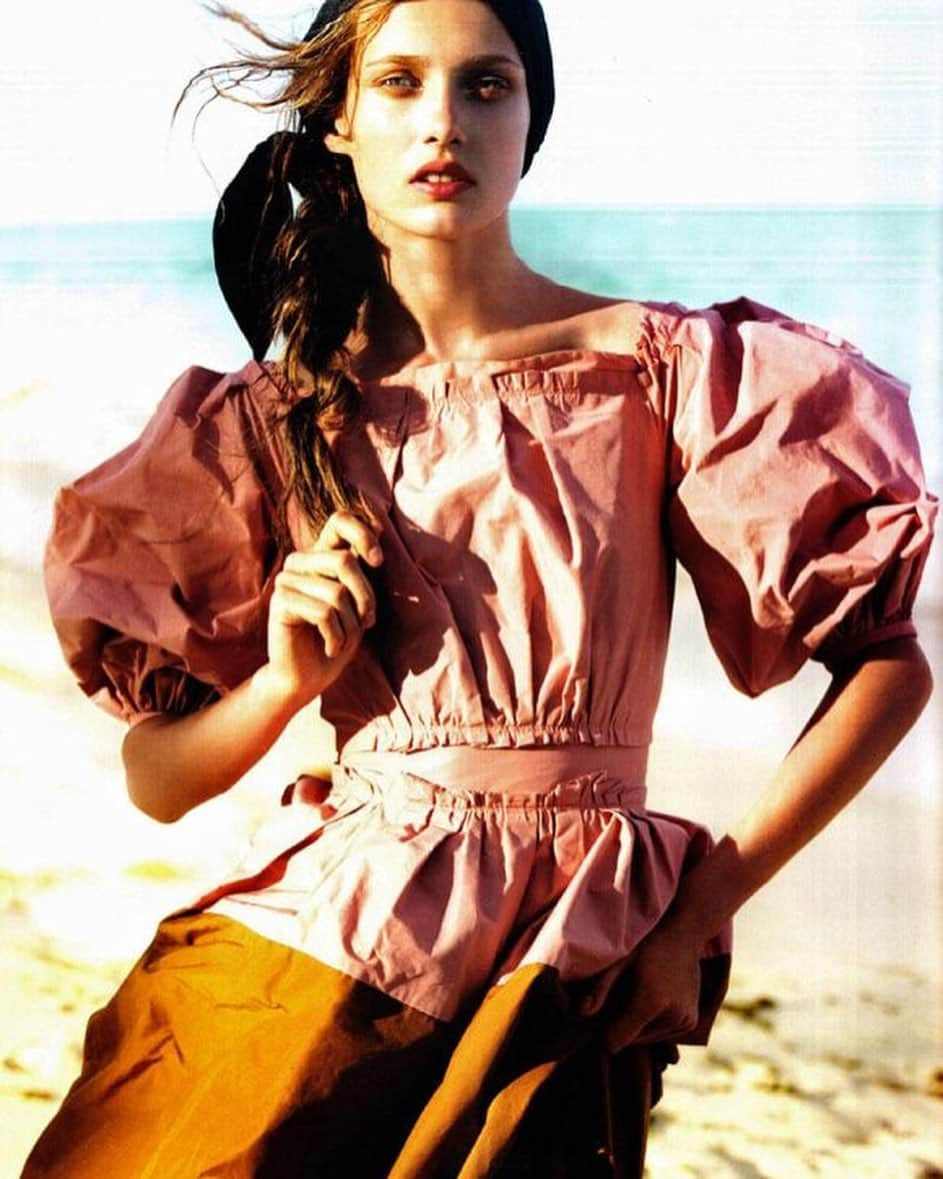 カルメン・べダルさんのインスタグラム写真 - (カルメン・べダルInstagram)「🏝️ #TB British Vogue by @mariotestino  Styled by @lucindachambers  Hair by @hairbymarclopez  Make up by @lindacantello  @britishvogue   #holidaymood #islandlife #zanzibar」4月15日 1時18分 - karmen_pedaru