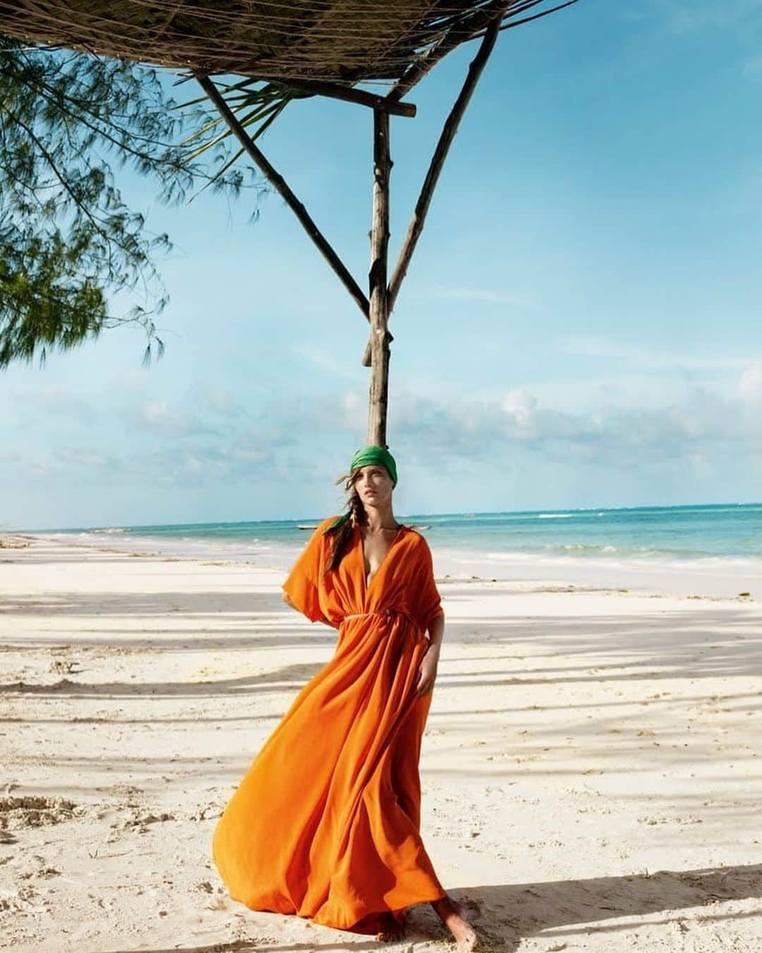 カルメン・べダルのインスタグラム：「🏝️ #TB British Vogue by @mariotestino  Styled by @lucindachambers  Hair by @hairbymarclopez  Make up by @lindacantello  @britishvogue   #holidaymood #islandlife #zanzibar」