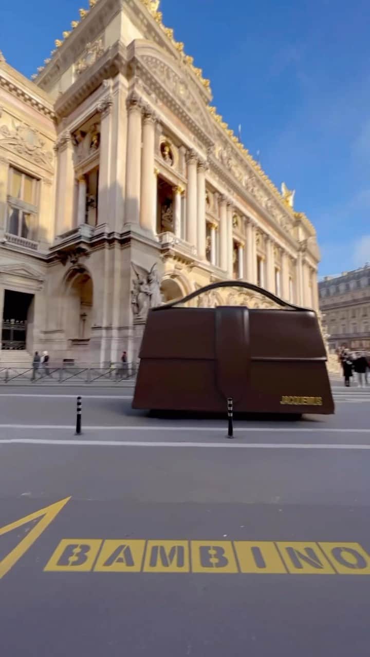 Inspirationのインスタグラム：「Paris nunca esteve tão fashion! 🤩 A icônica grife Jacquemus (@jacquemus) tomou conta das ruas com suas bolsas gigantes criadas em 3D (realidade virtual).」