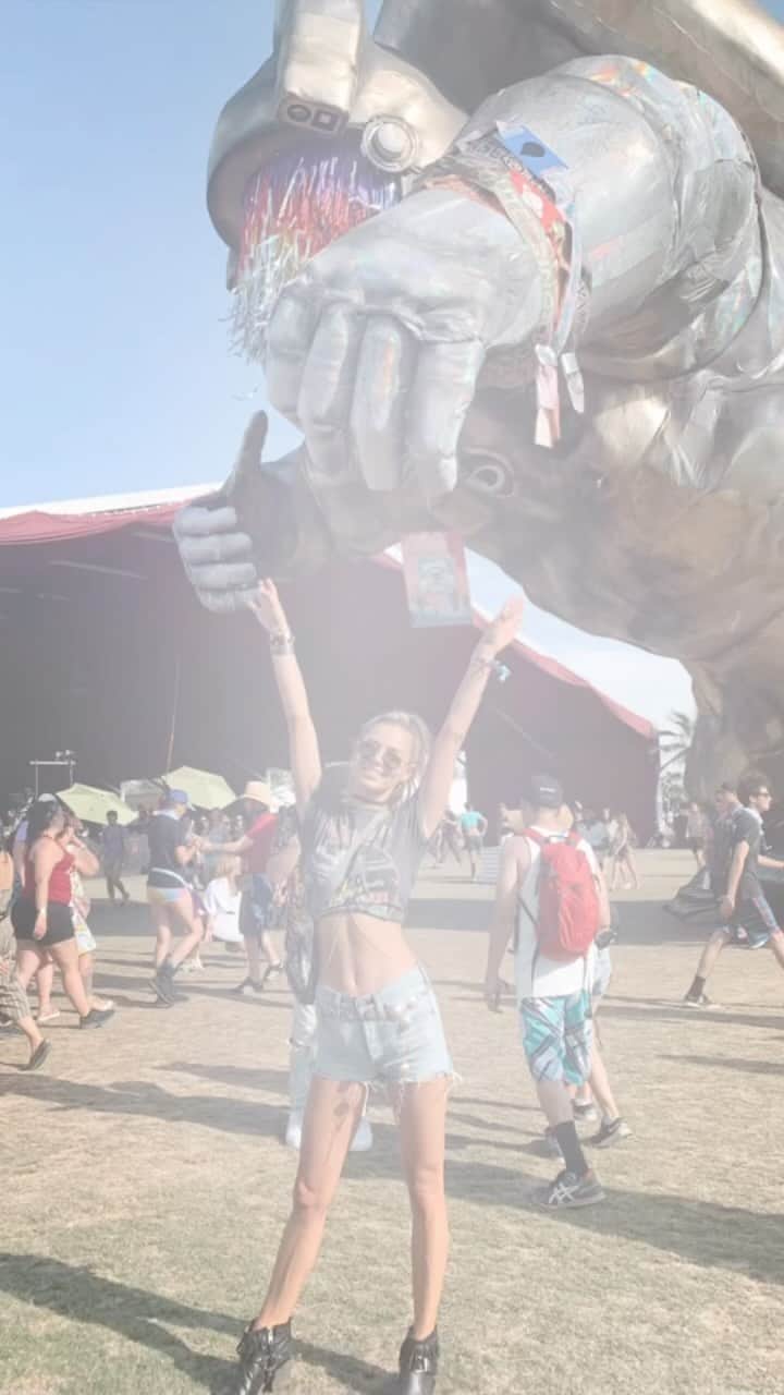 ダニエル・クヌッドソンのインスタグラム：「Throw back to all the fun years at #coachella  🌵🎡🔥( currently snuggling my lil baby boy River Ray) 🥰💙 #throwback」