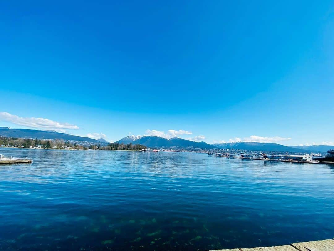 ユナ・デュフネのインスタグラム：「Vancouver en moins de 48h ✅ . . . #Canada #Vancouver #Spring #Color #Bluesky #Mountain #Ocean #Business #Trip」