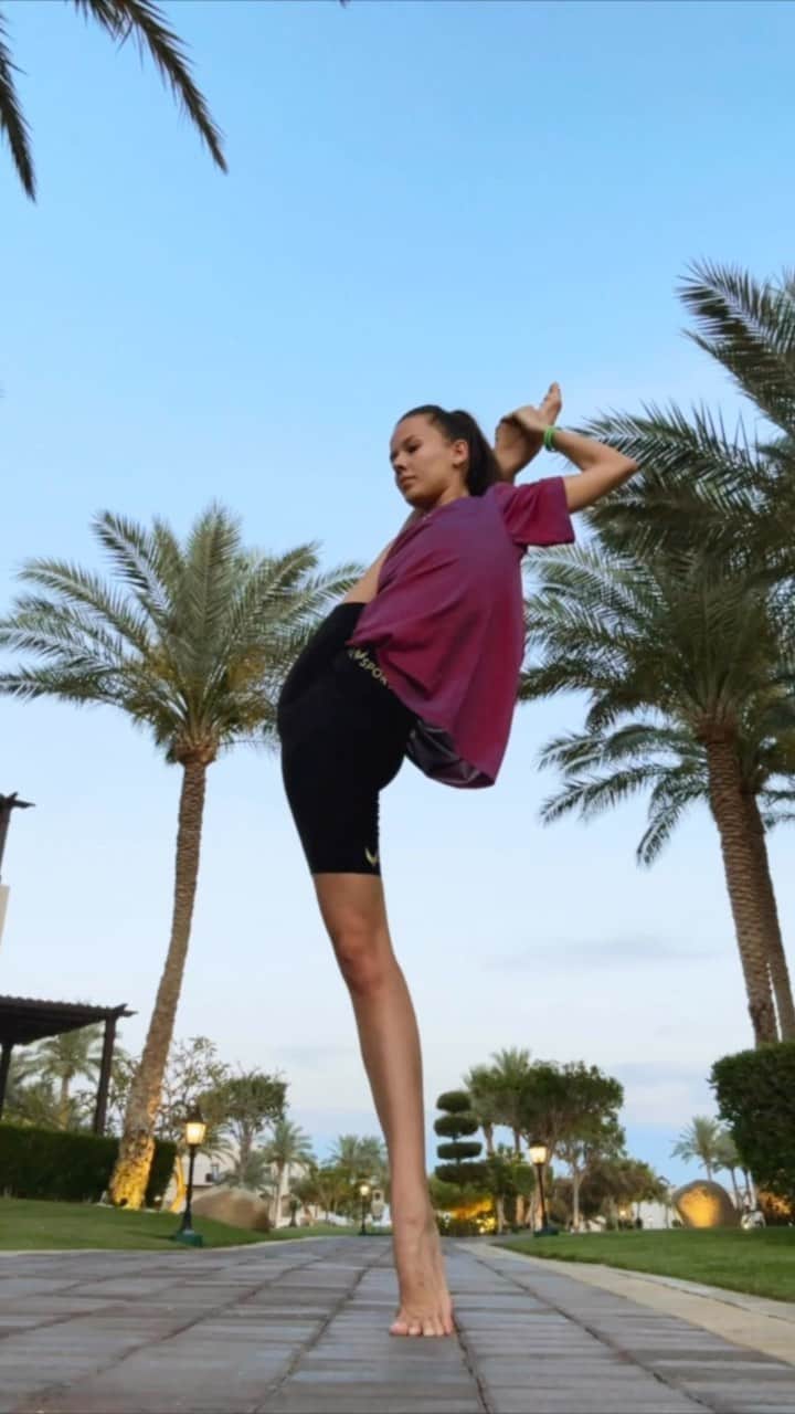 エカテリーナ・セレズネワのインスタグラム：「Keep your balance🧘🏽‍♀️」