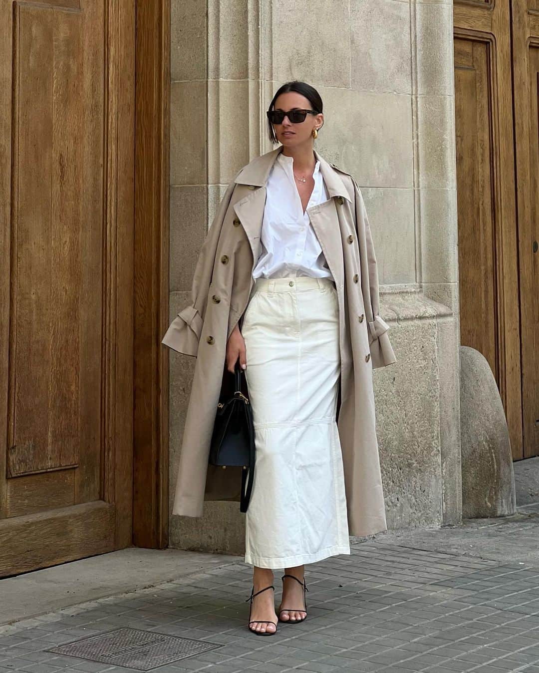 Zina Charkopliaさんのインスタグラム写真 - (Zina CharkopliaInstagram)「I can’t get enough of this look🤍 #skirt #dailylook #fashion #style #sandals #spring #dailystyle #trenchcoat  Credits @fashionmoodpe」4月15日 1時26分 - zinafashionvibe