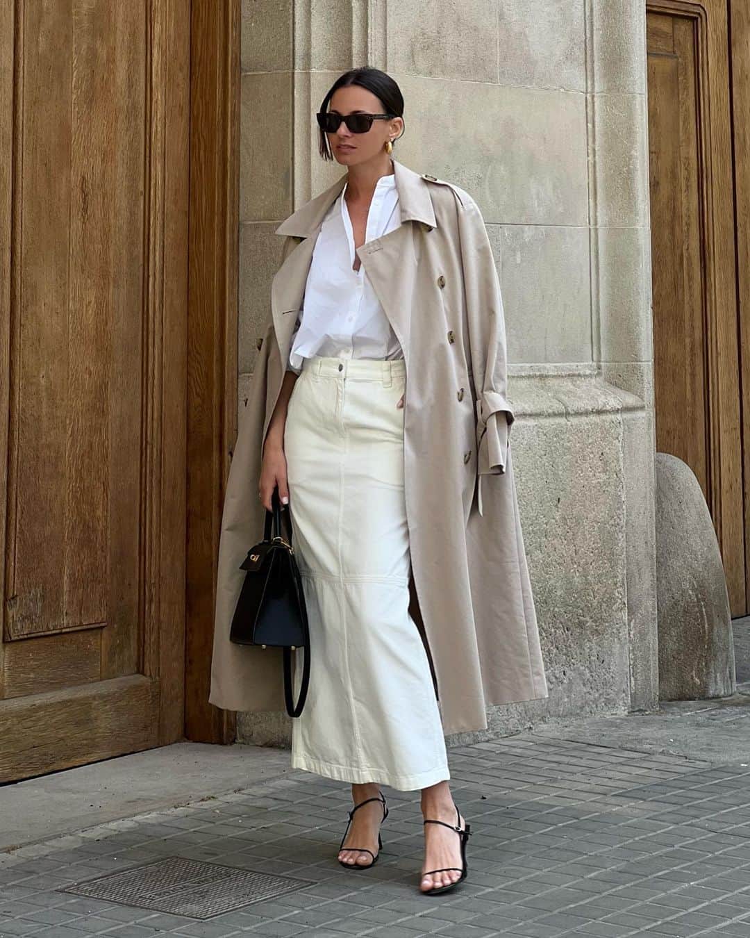Zina Charkopliaのインスタグラム：「I can’t get enough of this look🤍 #skirt #dailylook #fashion #style #sandals #spring #dailystyle #trenchcoat  Credits @fashionmoodpe」