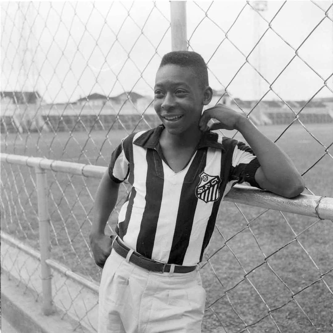 ペレのインスタグラム：「Hoje é o dia de aniversário do clube que abrigou o Rei Pelé desde pequeno, até se transformar no maior de todos. Por isso, trouxemos algumas imagens do acervo pessoal, que mostram ele desde menino vestindo a camisa que mais amava vestir no mundo inteiro. Feliz aniversário, @santosfc! . Today is the birthday of the club that welcomed Pelé since he was little, until he became the biggest of all. For this reason, we have a few images from his personal file to share, that show him, since he was a boy, wearing his favorite shirt in the whole world! Happy birthday, @santosfc!」