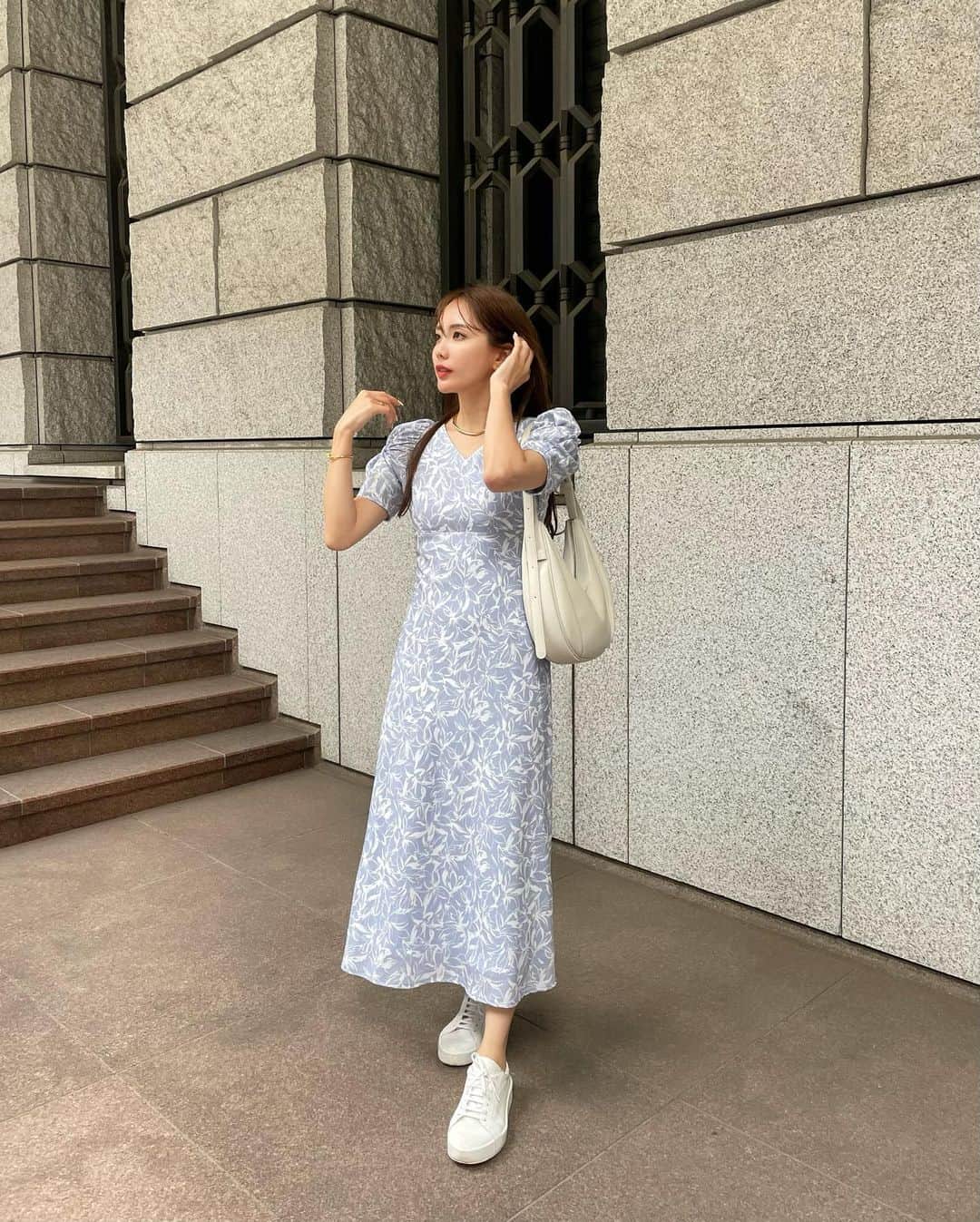 Aoiのインスタグラム：「色んなシーンで使える　 @mercuryduo_com のワンピース🙆‍♀️ ディナーとかのおでかけにも使えるし 合わせる小物でカジュアルにもなる♡  #mercuryduo #マーキュリーデュオ#春ワンピース#ワンピース#PR #春コーデ#骨格ナチュラル #平均身長コーデ#デニムコーデ #デニムオンデニム #fashion#ootd#cordinate#大人カジュアル」