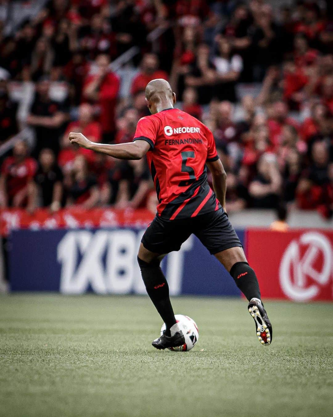 フェルナンジーニョのインスタグラム：「Fotos da final do Paranaense para dizer que amanhã começaremos nossa caminhada no Brasileirão. Vamos juntos em busca de mais uma vitória nesse ano repleto de desafios. 🙌🏾🙏🏾💪🏾」