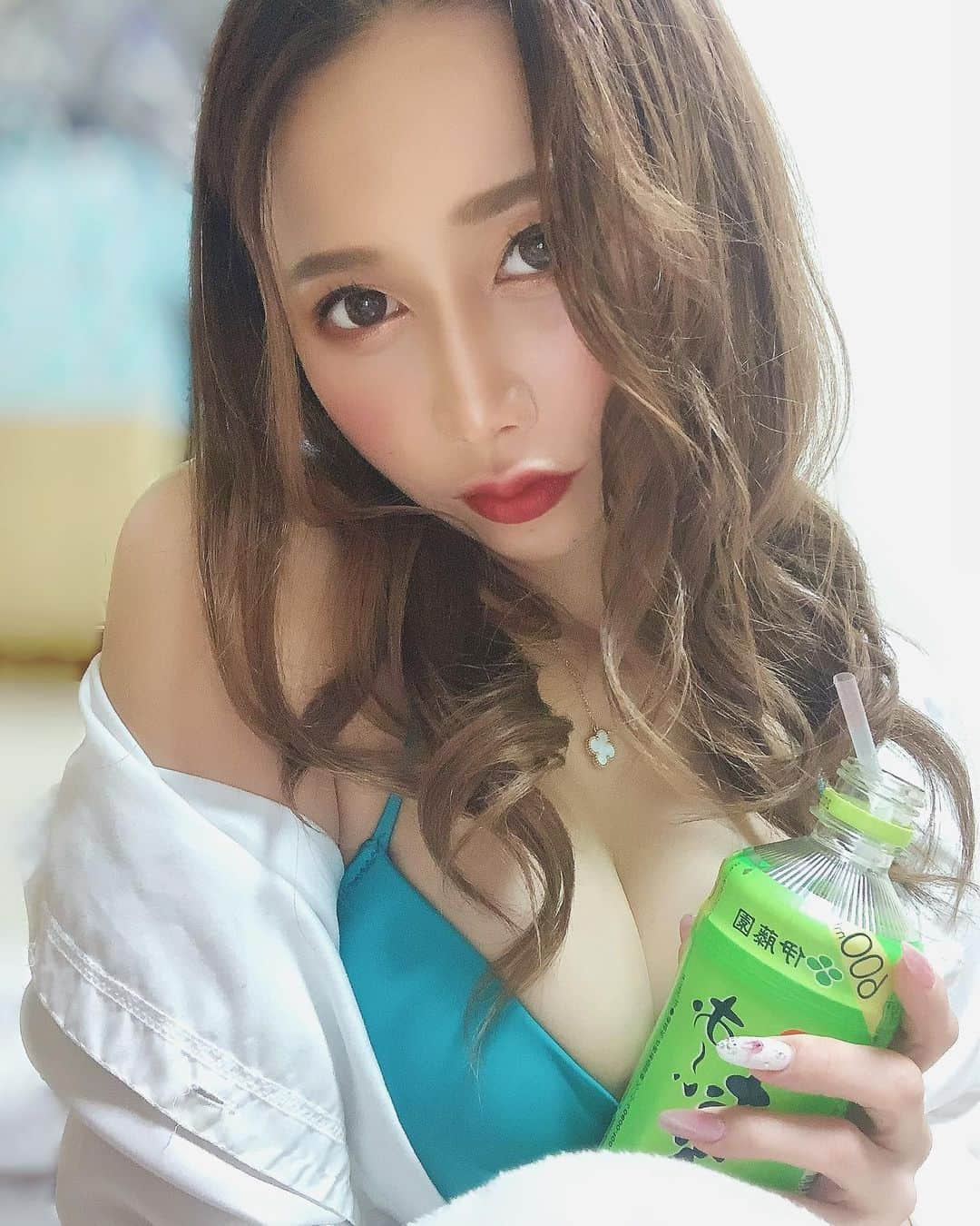 永原なつきのインスタグラム：「5月に事務所移動予定❤️‍🔥 新しい名前にします✨✨ 苗字何にしようかなぁ〜💚」