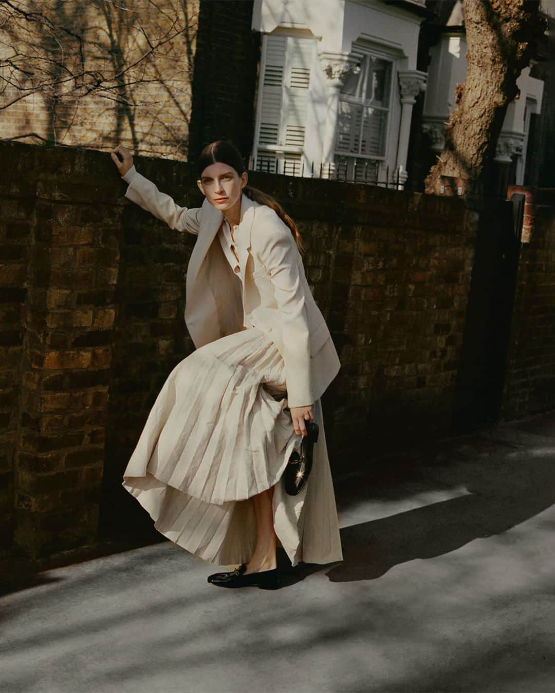 ジョゼフさんのインスタグラム写真 - (ジョゼフInstagram)「The Stretch Linen Cotton Jackie Jacket and Siddons Skirt as seen in @vogue.polska. Photographed by @rasmuswengkarlsen and styled by @lorna.mc.gee   #JOSEPHfashion」4月15日 2時00分 - josephfashion