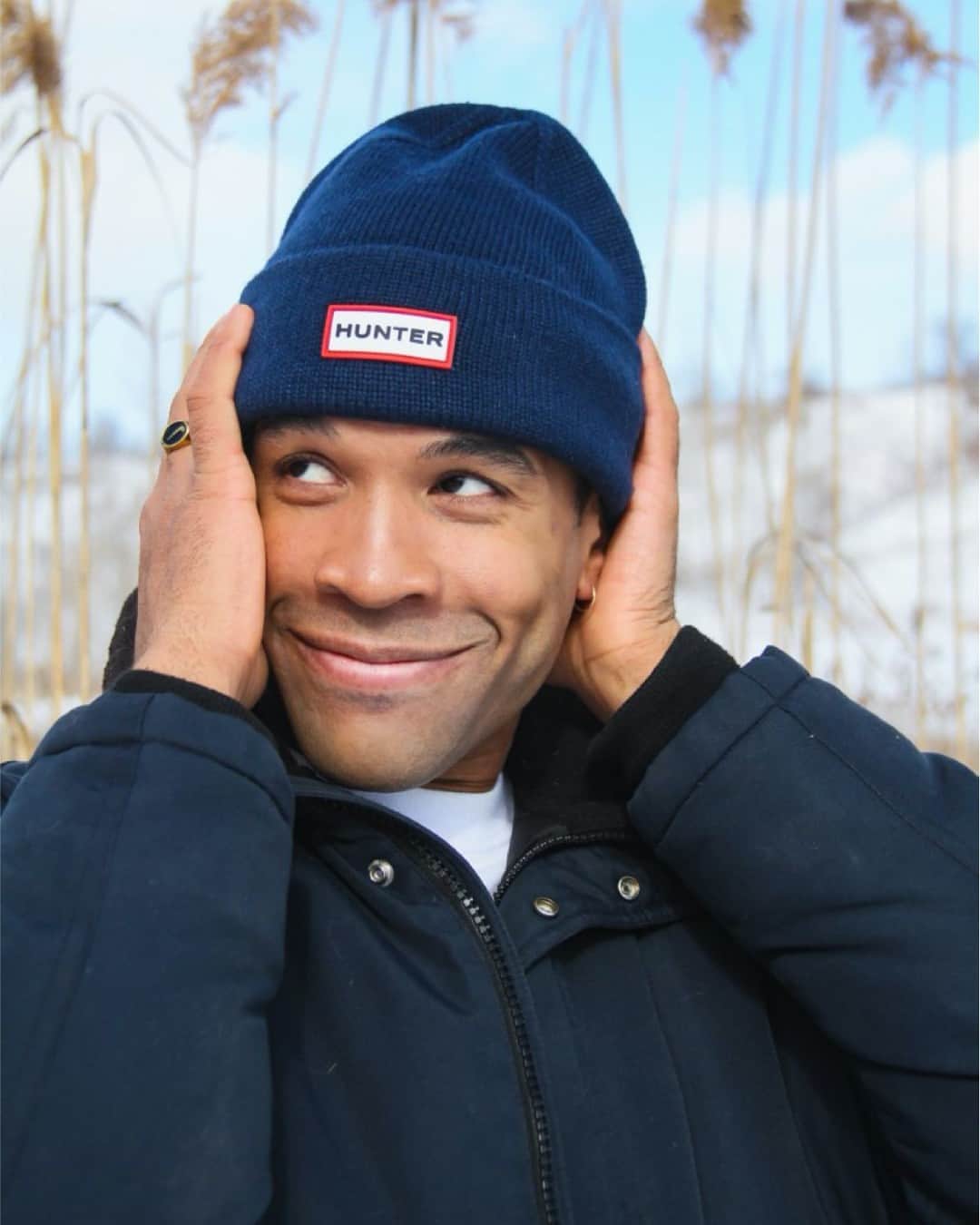 ハンターブーツのインスタグラム：「Snow day in 📍 Toronto, Ontario with Brandon Griffith (@boychildb) for #TheHunterForecast ⁣ ⁣ Whatever the forecast, it's always Hunter weather. ⁣ ⁣ Shop our collections by snow, wind, rain and shine at the link in bio.⁣ ⁣ 📸: @inthehouseofleaves」